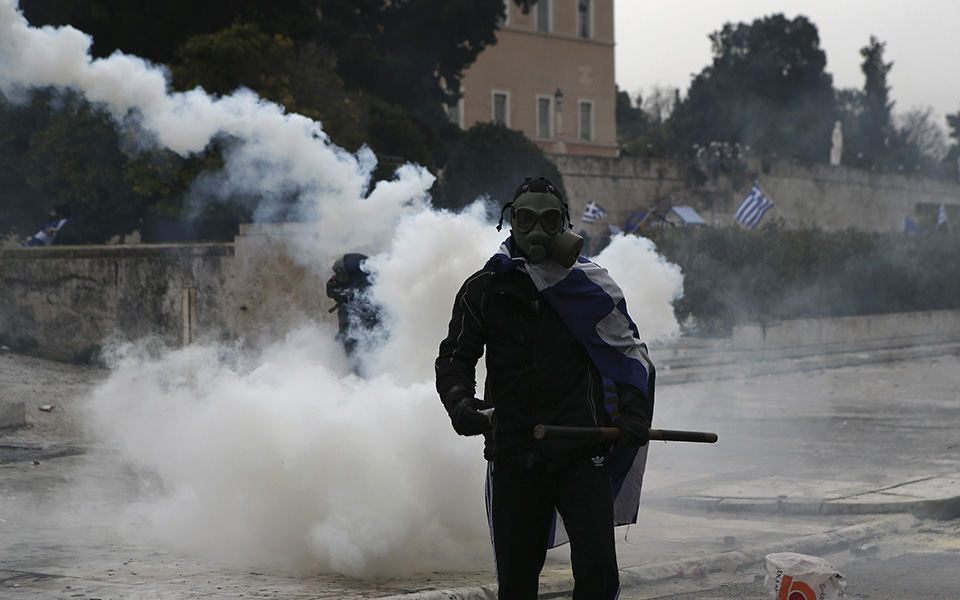 Επεισόδια και χημικά στο συλλαλητήριο στο Σύνταγμα – Επτά συλλήψεις και πέντε προσαγωγές (φωτογραφίες)-8