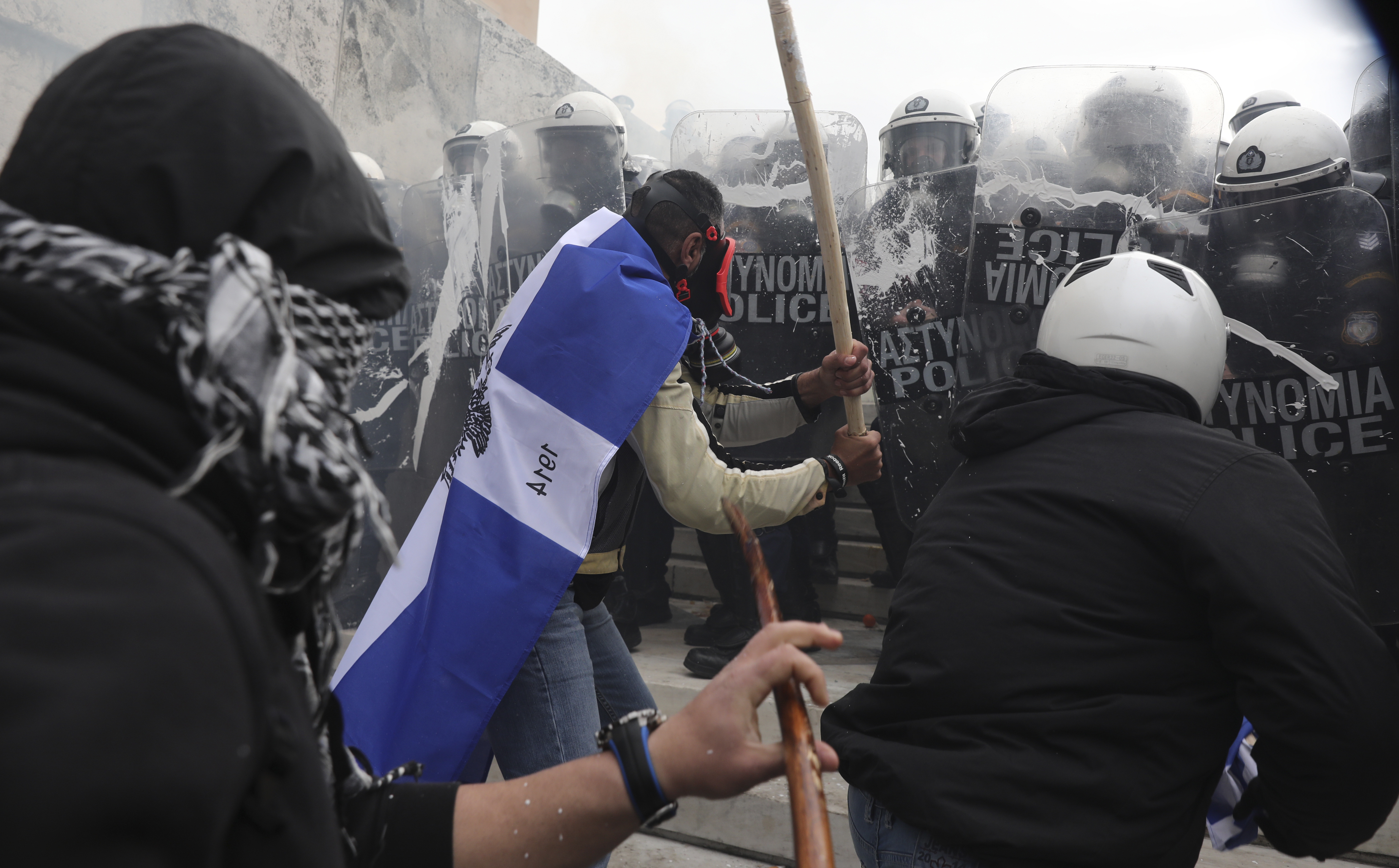 Επεισόδια και χημικά στο συλλαλητήριο στο Σύνταγμα – Επτά συλλήψεις και πέντε προσαγωγές (φωτογραφίες)-12