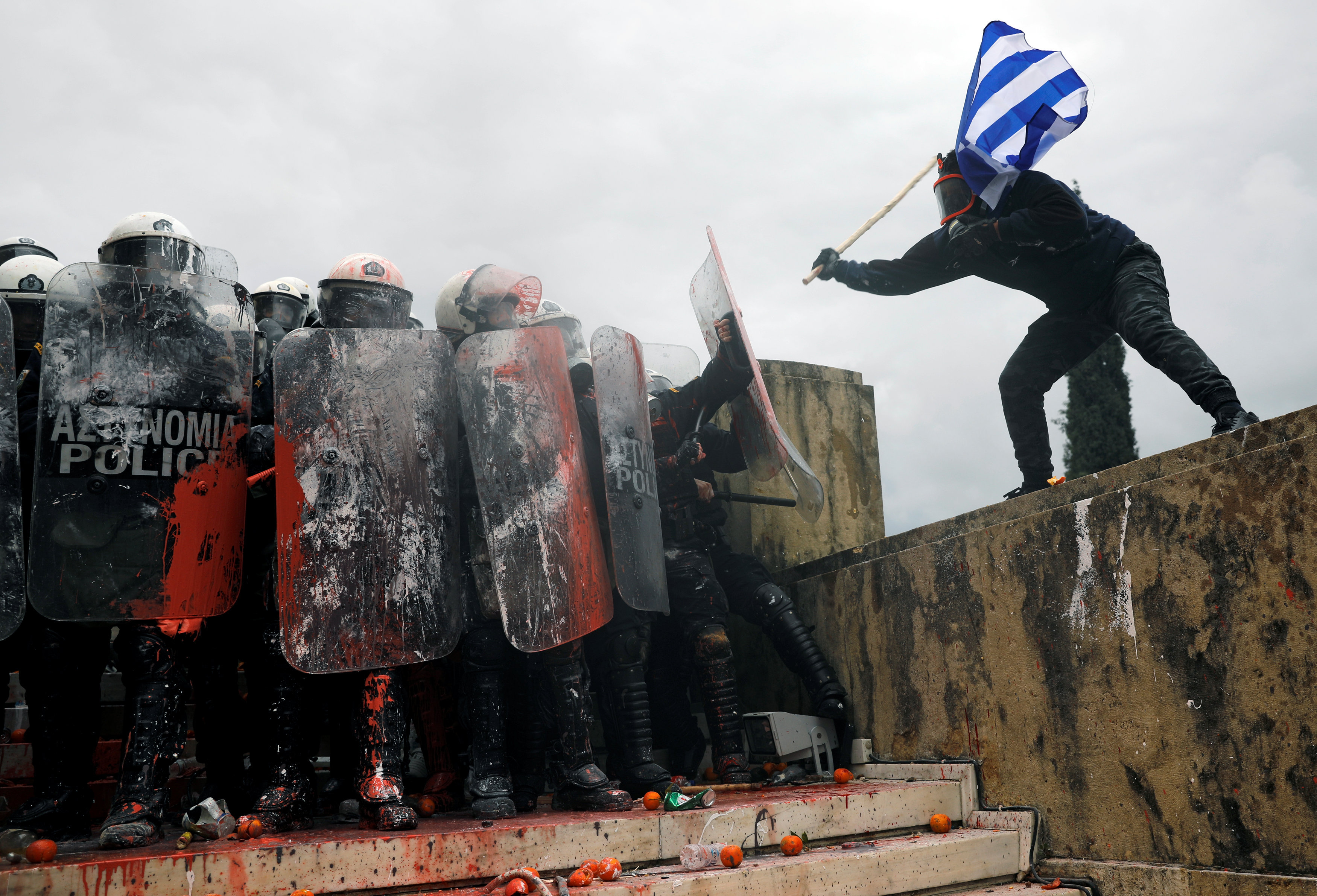 Επεισόδια και χημικά στο συλλαλητήριο στο Σύνταγμα – Επτά συλλήψεις και πέντε προσαγωγές (φωτογραφίες)-11