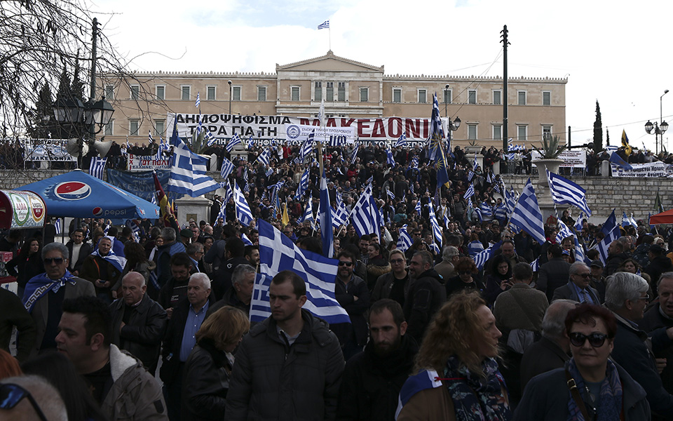 Επεισόδια και χημικά στο συλλαλητήριο στο Σύνταγμα – Επτά συλλήψεις και πέντε προσαγωγές (φωτογραφίες)-24