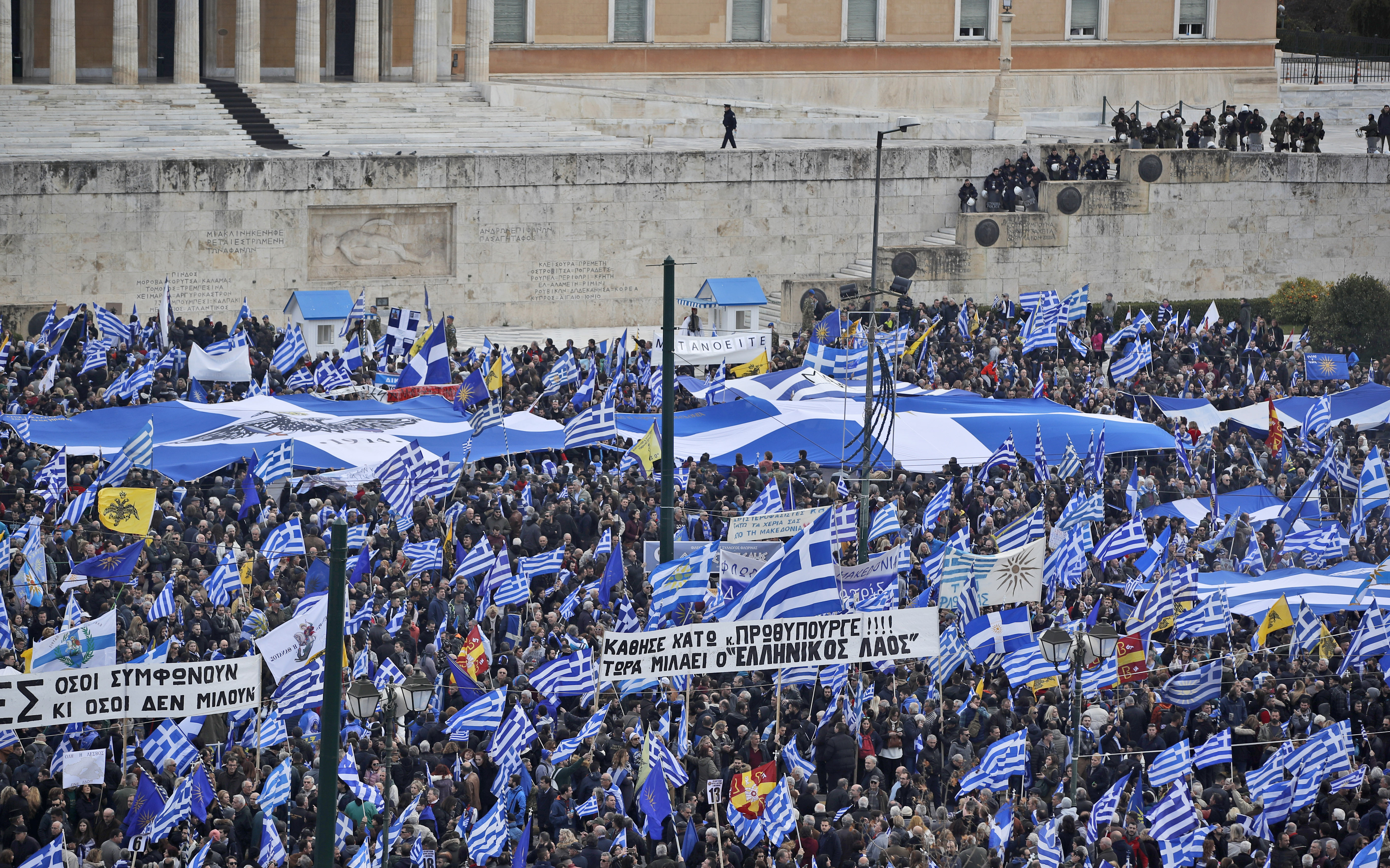 Επεισόδια και χημικά στο συλλαλητήριο στο Σύνταγμα – Επτά συλλήψεις και πέντε προσαγωγές (φωτογραφίες)-27