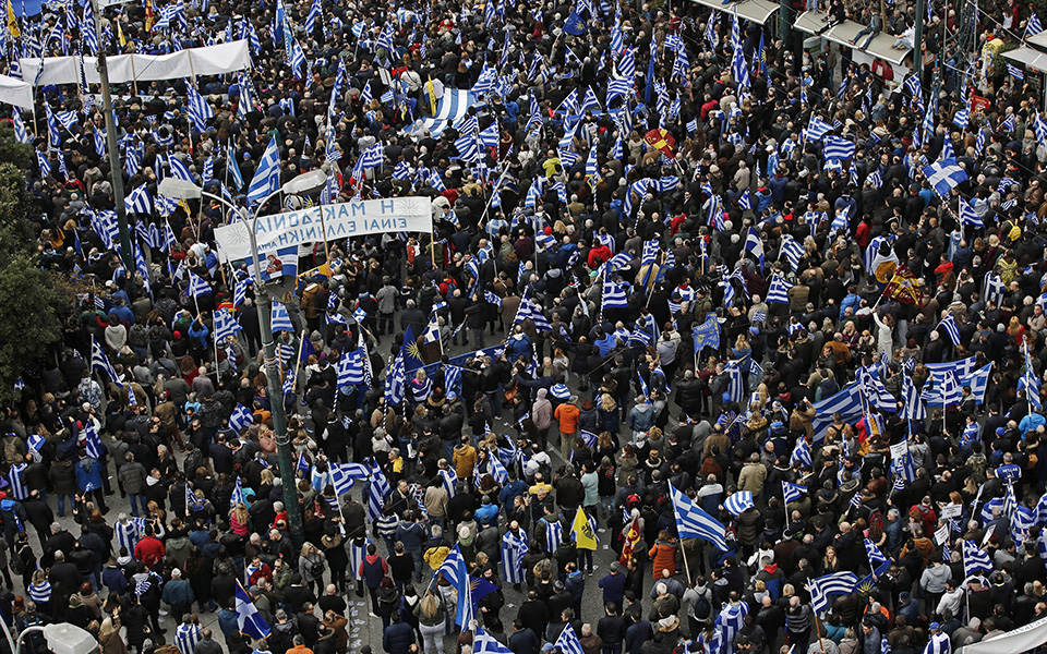 Επεισόδια και χημικά στο συλλαλητήριο στο Σύνταγμα – Επτά συλλήψεις και πέντε προσαγωγές (φωτογραφίες)-23