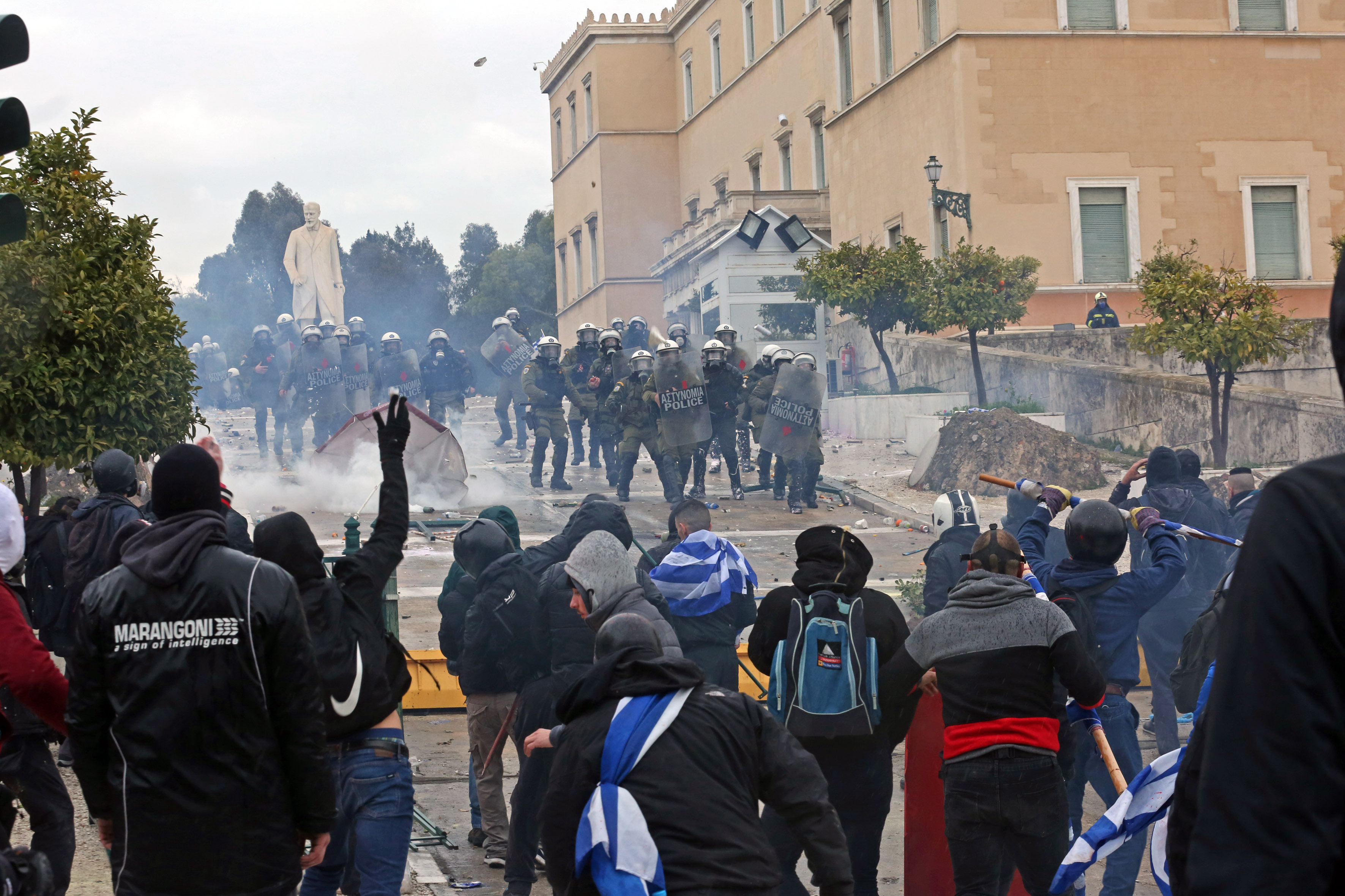 Επεισόδια και χημικά στο συλλαλητήριο στο Σύνταγμα – Επτά συλλήψεις και πέντε προσαγωγές (φωτογραφίες)-14