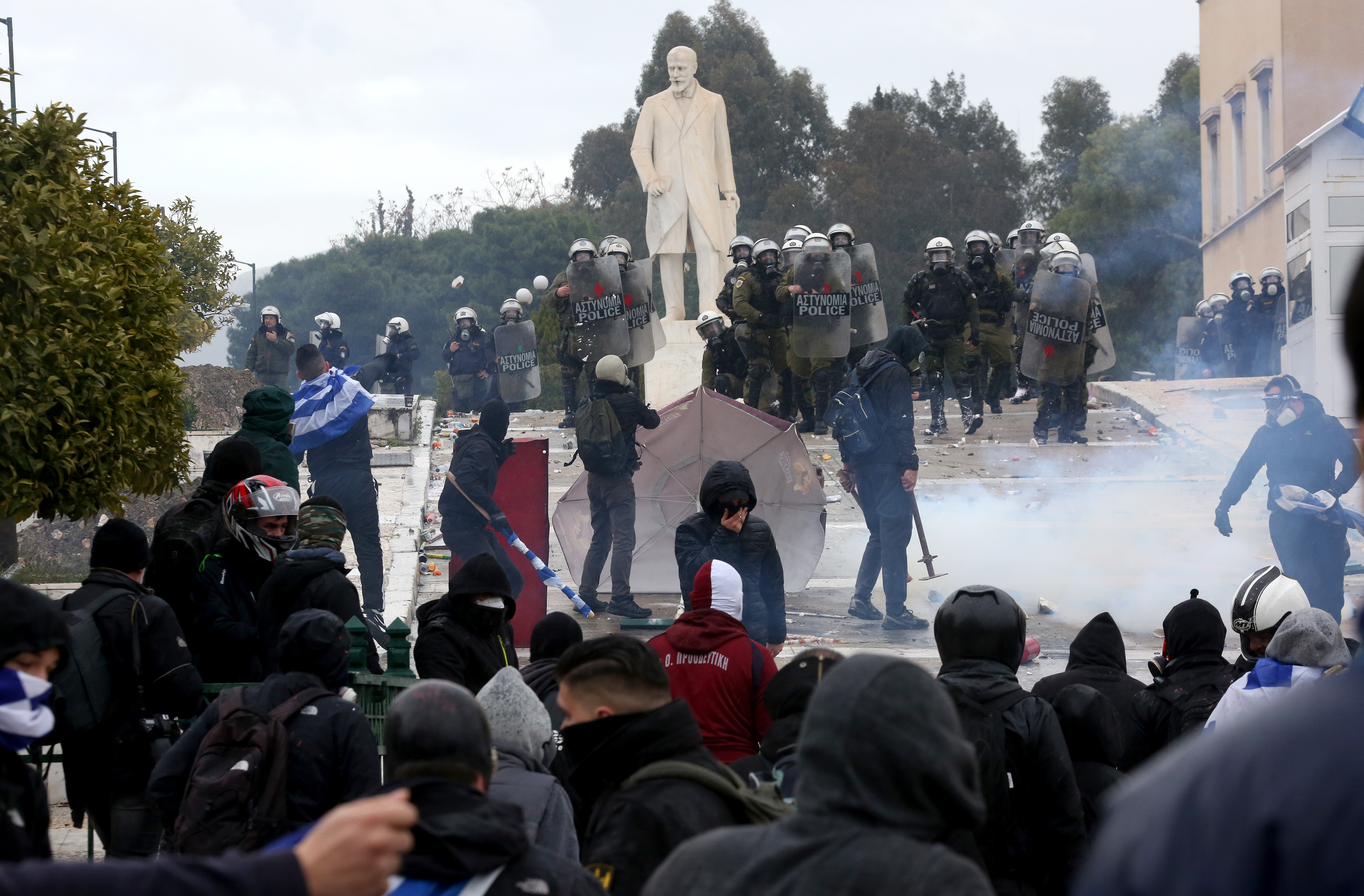 Επεισόδια και χημικά στο συλλαλητήριο στο Σύνταγμα – Επτά συλλήψεις και πέντε προσαγωγές (φωτογραφίες)-15