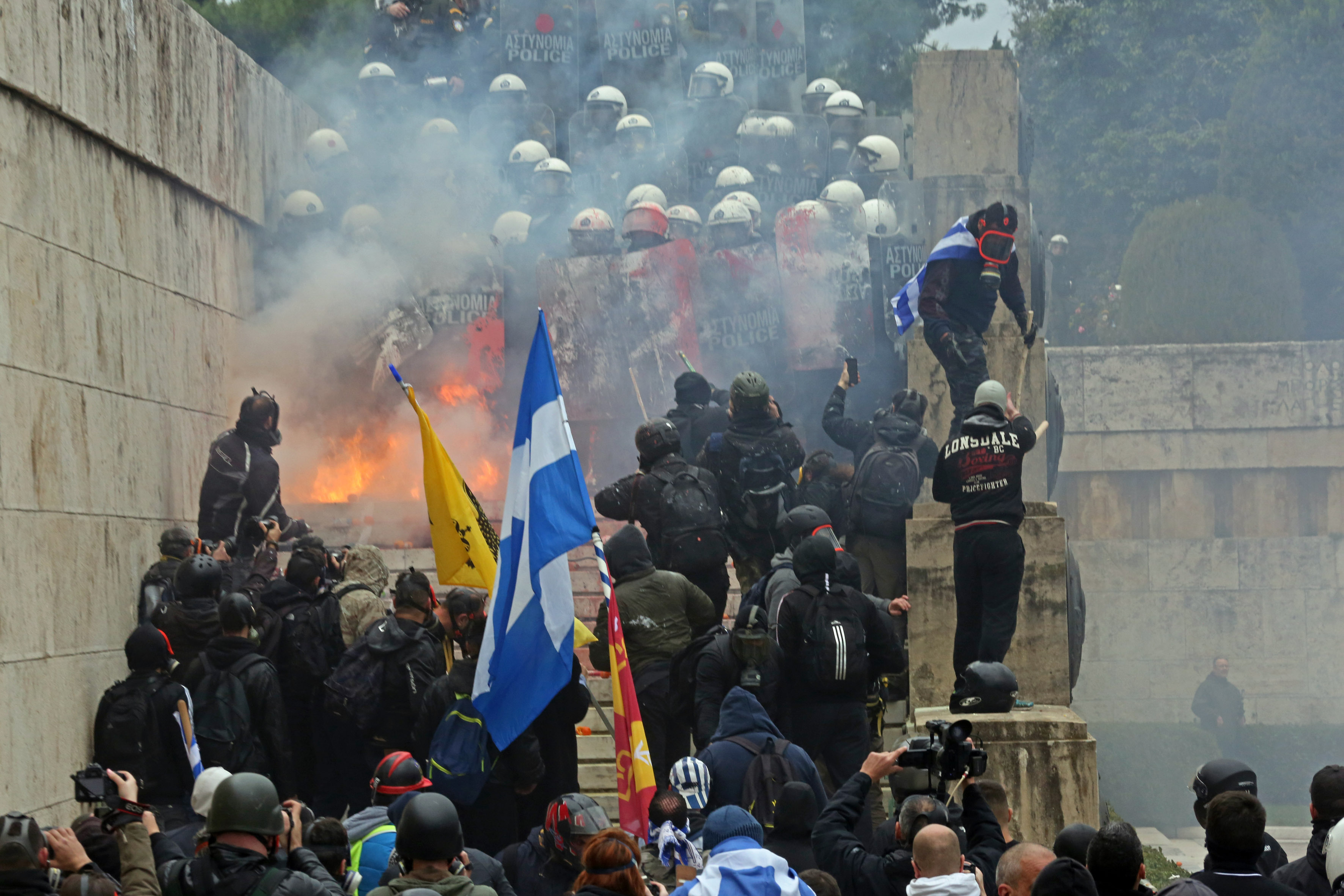 Επεισόδια και χημικά στο συλλαλητήριο στο Σύνταγμα – Επτά συλλήψεις και πέντε προσαγωγές (φωτογραφίες)-16