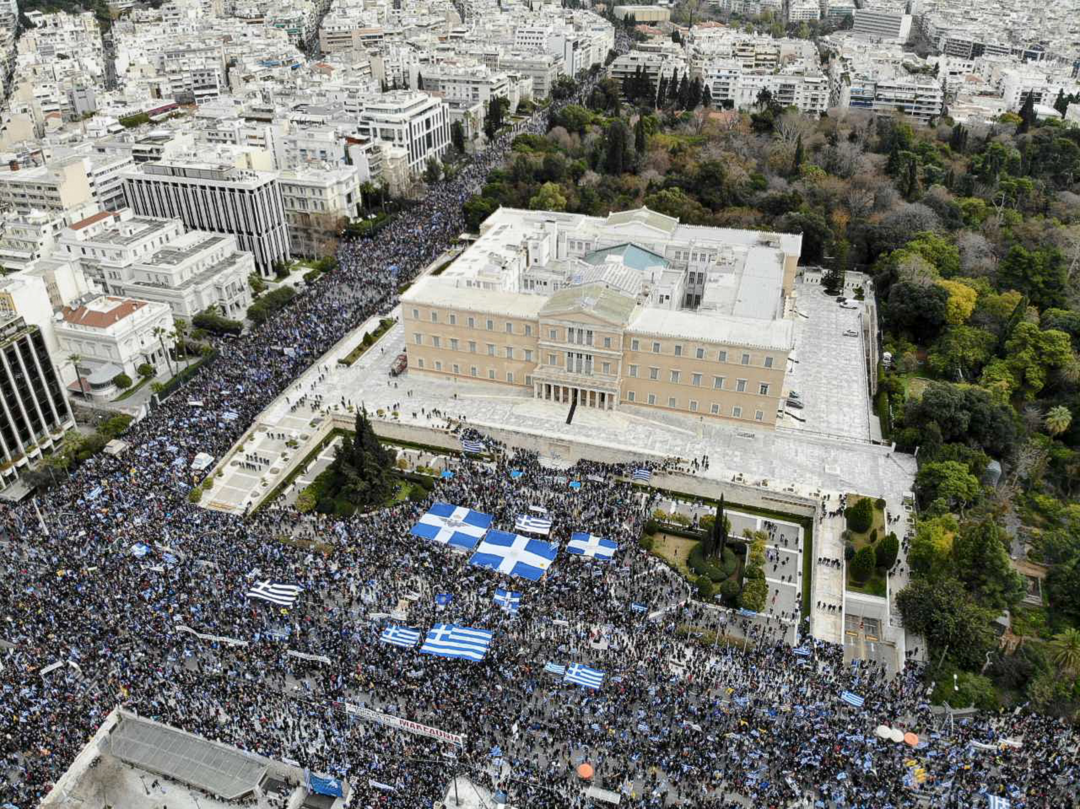 Επεισόδια και χημικά στο συλλαλητήριο στο Σύνταγμα – Επτά συλλήψεις και πέντε προσαγωγές (φωτογραφίες)-17