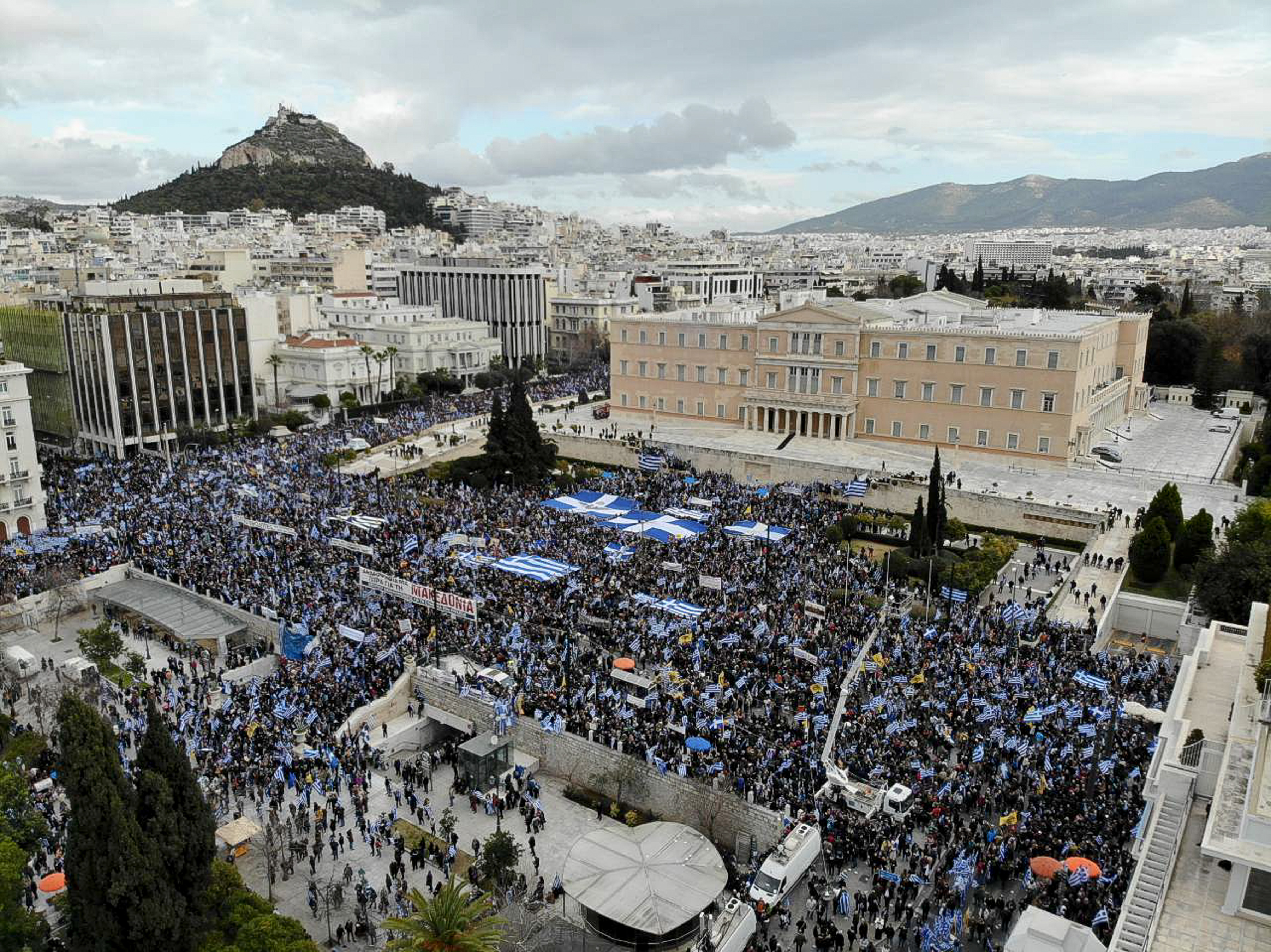 Επεισόδια και χημικά στο συλλαλητήριο στο Σύνταγμα – Επτά συλλήψεις και πέντε προσαγωγές (φωτογραφίες)-19