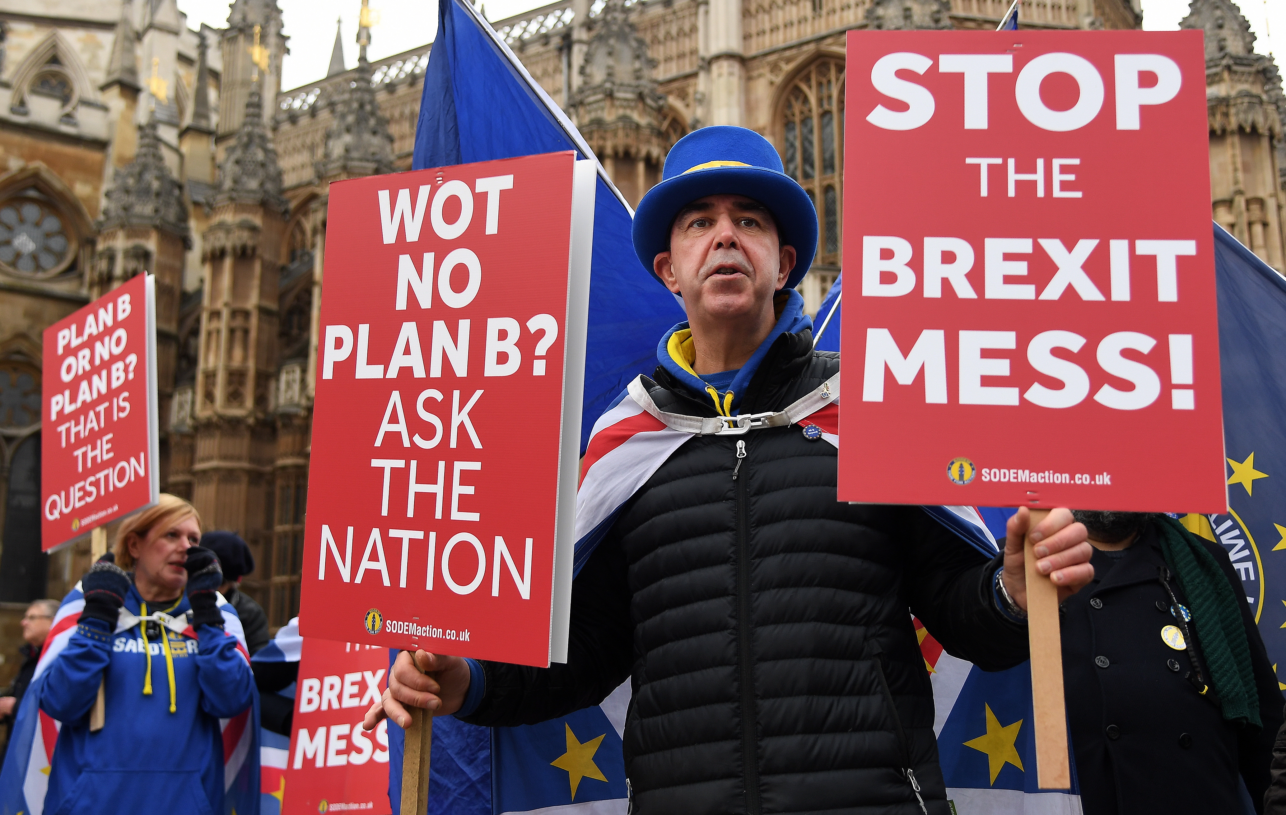 Απορρίπτει τις εκκλήσεις για αναβολή του Brexit η Μέι-1