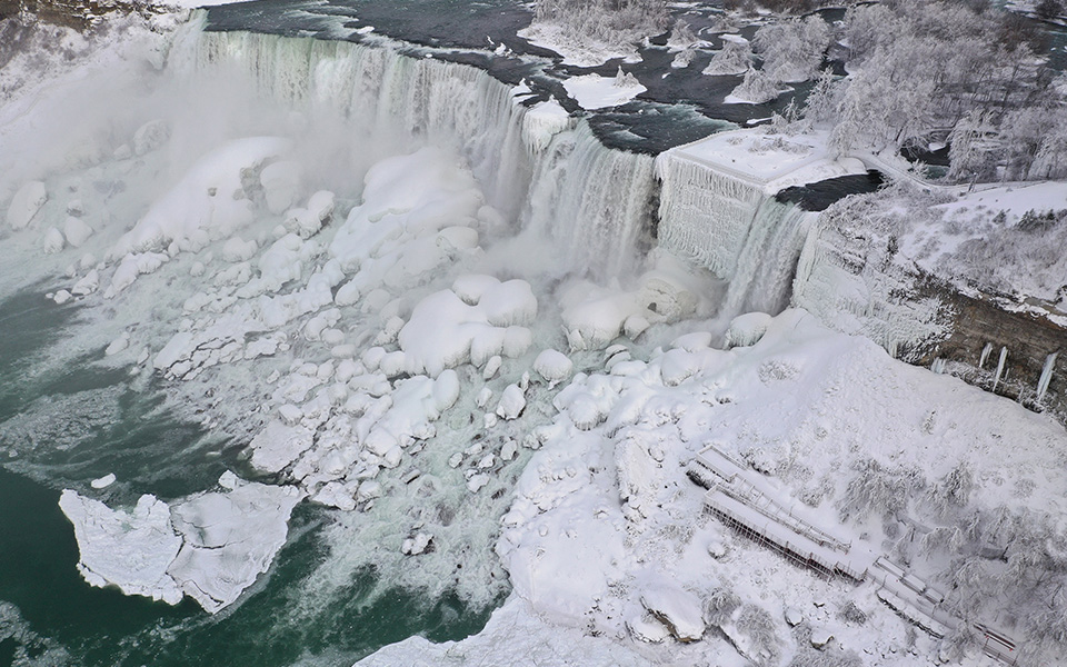 Πάγωσαν οι καταρράκτες του Νιαγάρα (φωτογραφίες)-2