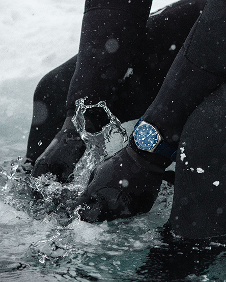 Ελεύθερη κατάδυση στους πάγους με το TUDOR Pelagos-2