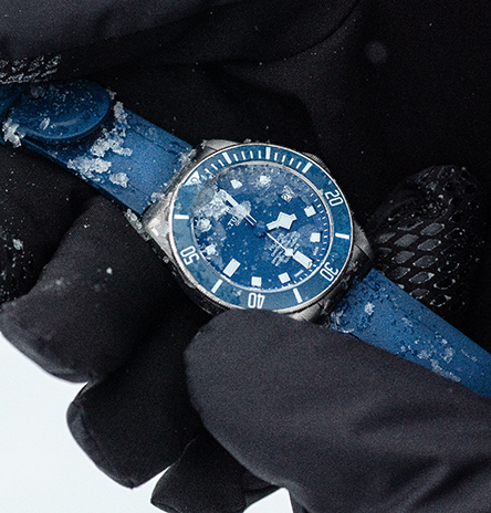 Ελεύθερη κατάδυση στους πάγους με το TUDOR Pelagos-4