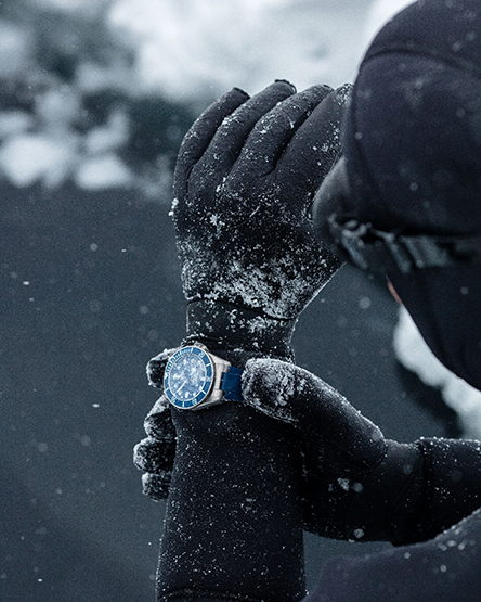 Ελεύθερη κατάδυση στους πάγους με το TUDOR Pelagos-3