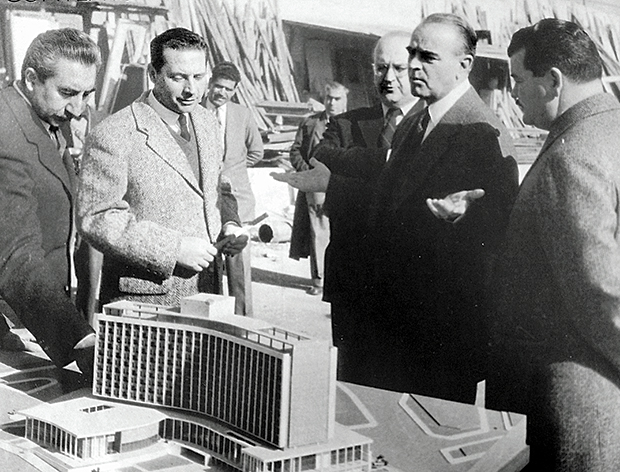 Η αλυσίδα Χίλτον κλείνει 100 χρόνια ζωής, η Αθήνα τής εύχεται να τα χιλιάσει-1