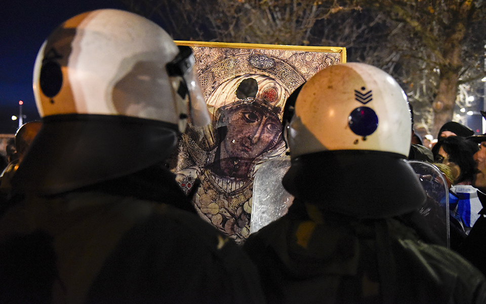 Θεσσαλονίκη: Ένταση στο Μέγαρο Μουσικής μεταξύ διαδηλωτών και ΜΑΤ (βίντεο)-2