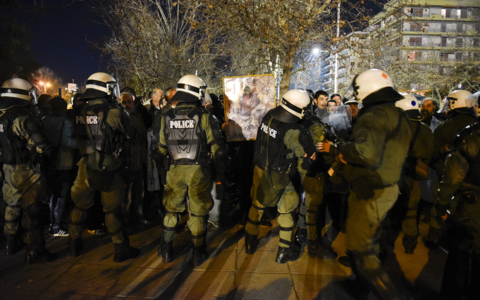 Θεσσαλονίκη: Ένταση στο Μέγαρο Μουσικής μεταξύ διαδηλωτών και ΜΑΤ (βίντεο)-1