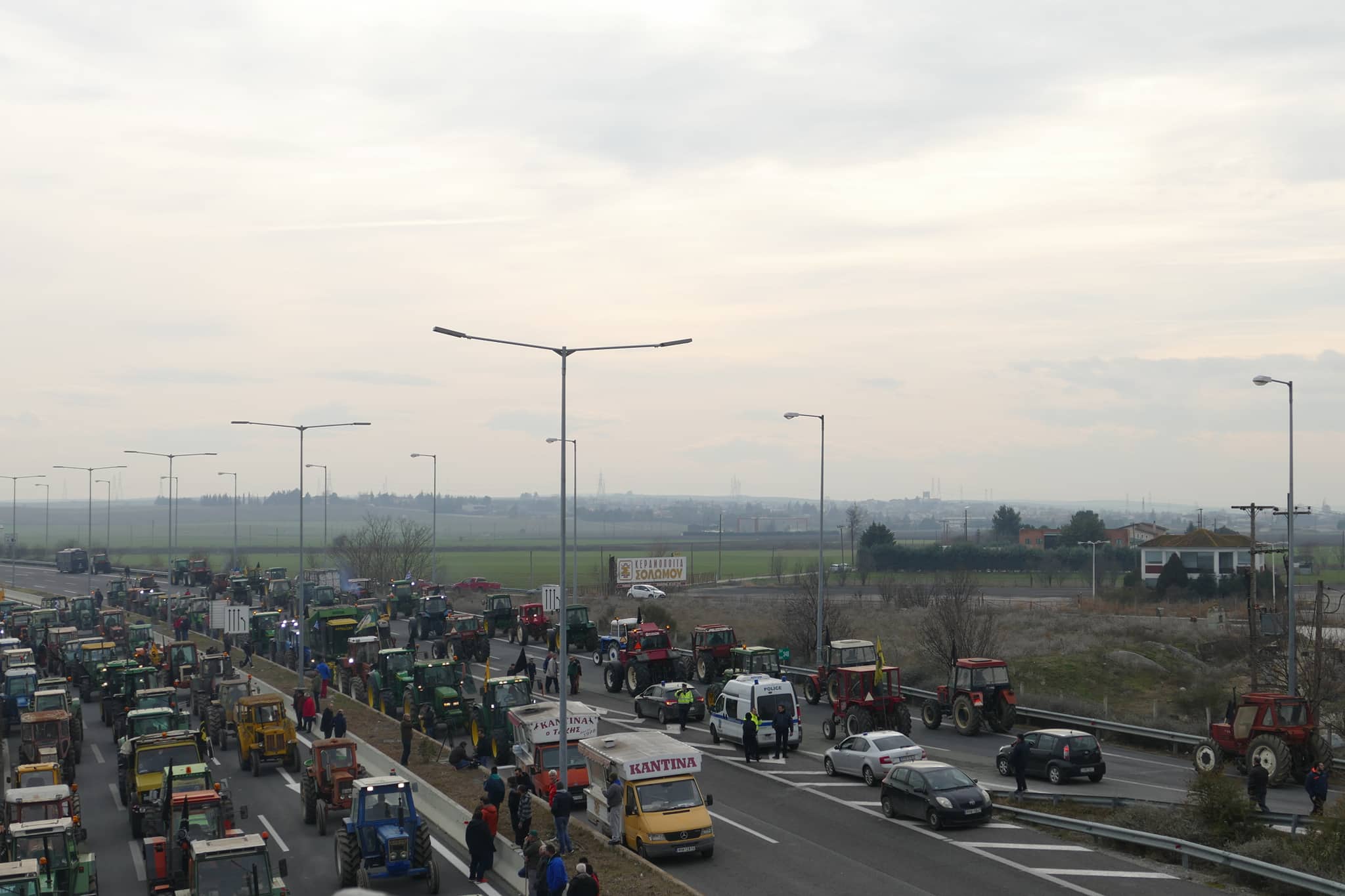 Εκλεισαν και τα δύο ρεύματα της Εθνικής στον κόμβο της Νίκαιας από το μπλόκο των αγροτών (φωτογραφίες)-2