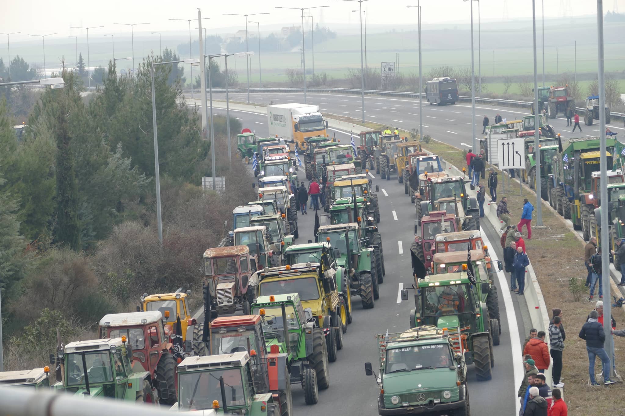 Εκλεισαν και τα δύο ρεύματα της Εθνικής στον κόμβο της Νίκαιας από το μπλόκο των αγροτών (φωτογραφίες)-1