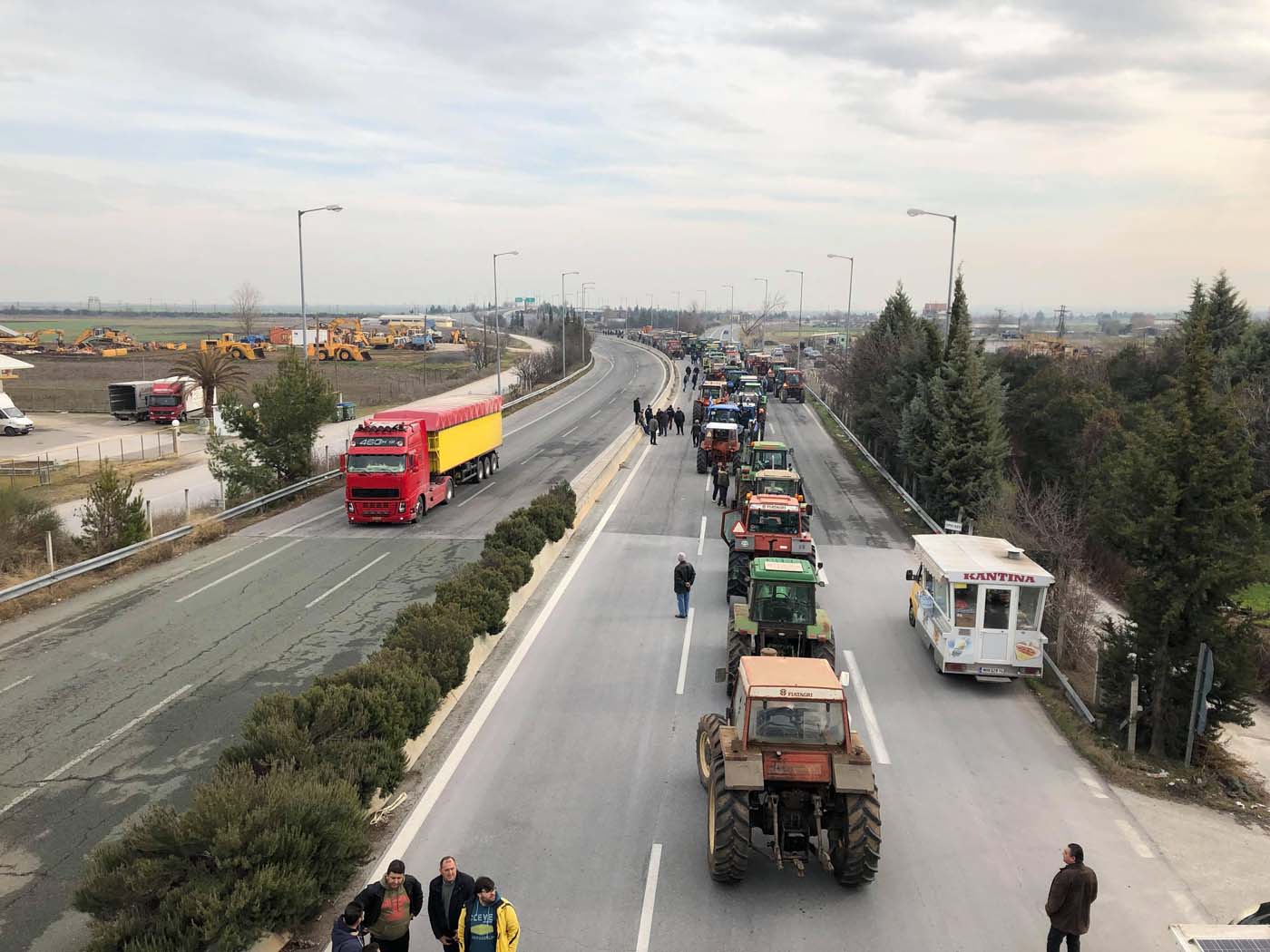 Εκλεισαν και τα δύο ρεύματα της Εθνικής στον κόμβο της Νίκαιας από το μπλόκο των αγροτών (φωτογραφίες)-4