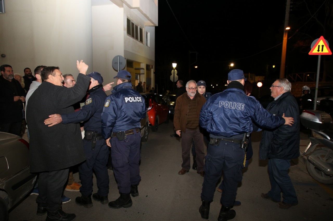 Κρήτη: Συνθήματα κατά της συμφωνίας των Πρεσπών σε ομιλία Τζανακόπουλου, Δανέλλη και Ραγκούση-2