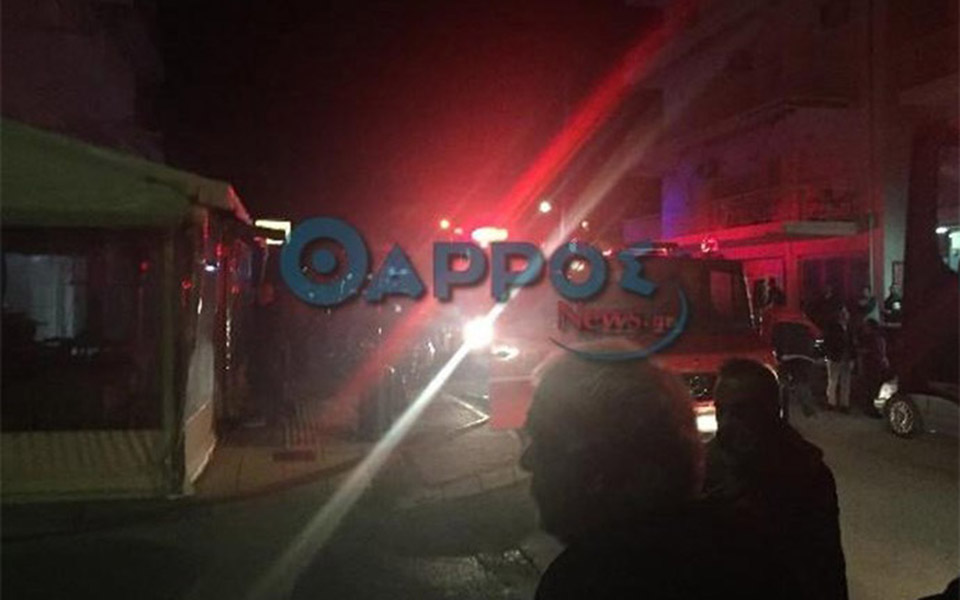 Καλαμάτα: Με βαριοπούλα προσπαθούσε να γκρεμίσει τον τοίχο της ταβέρνας ο ιδιοκτήτης για να σώσει τις εργαζόμενες-1
