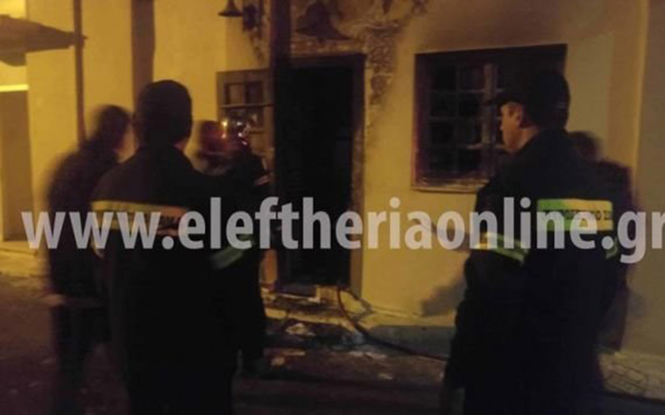 Καλαμάτα: Με βαριοπούλα προσπαθούσε να γκρεμίσει τον τοίχο της ταβέρνας ο ιδιοκτήτης για να σώσει τις εργαζόμενες-3