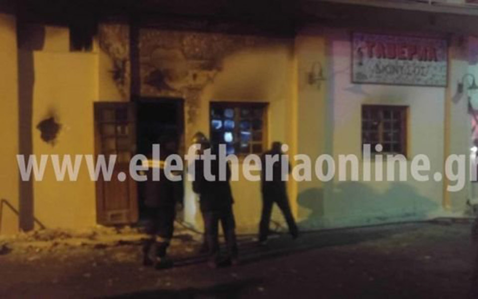 Καλαμάτα: Με βαριοπούλα προσπαθούσε να γκρεμίσει τον τοίχο της ταβέρνας ο ιδιοκτήτης για να σώσει τις εργαζόμενες-2