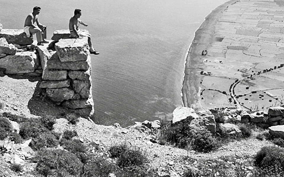 Ο Ρόμπερτ Μακέιμπ θυμάται πώς πρωτοερωτεύθηκε την Ελλάδα τη δεκαετία του 1950-1