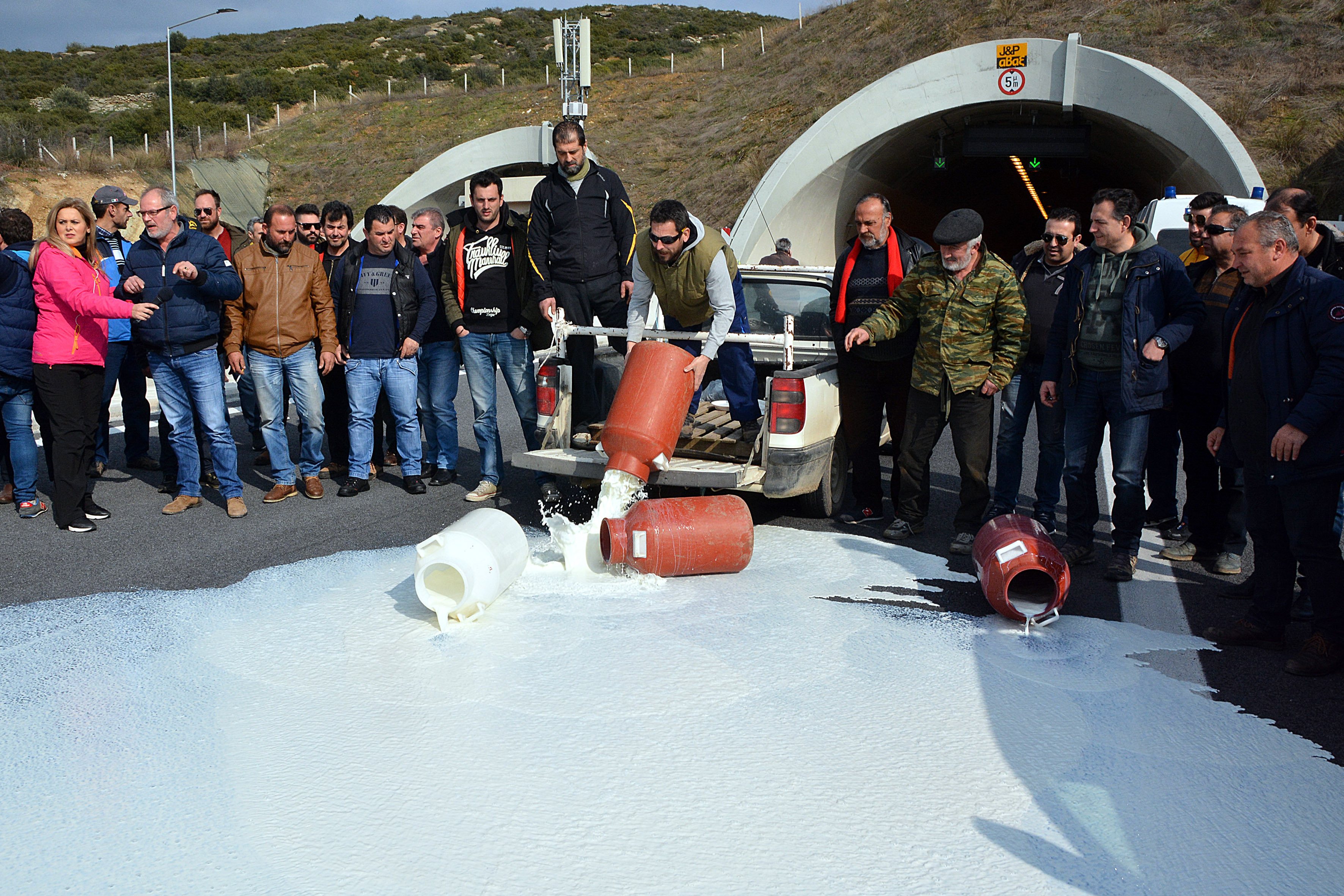 Στην κυκλοφορία δόθηκε η εθνική οδός Αθηνών – Θεσσαλονίκης στο ύψος των Τεμπών (φωτογραφίες)-2