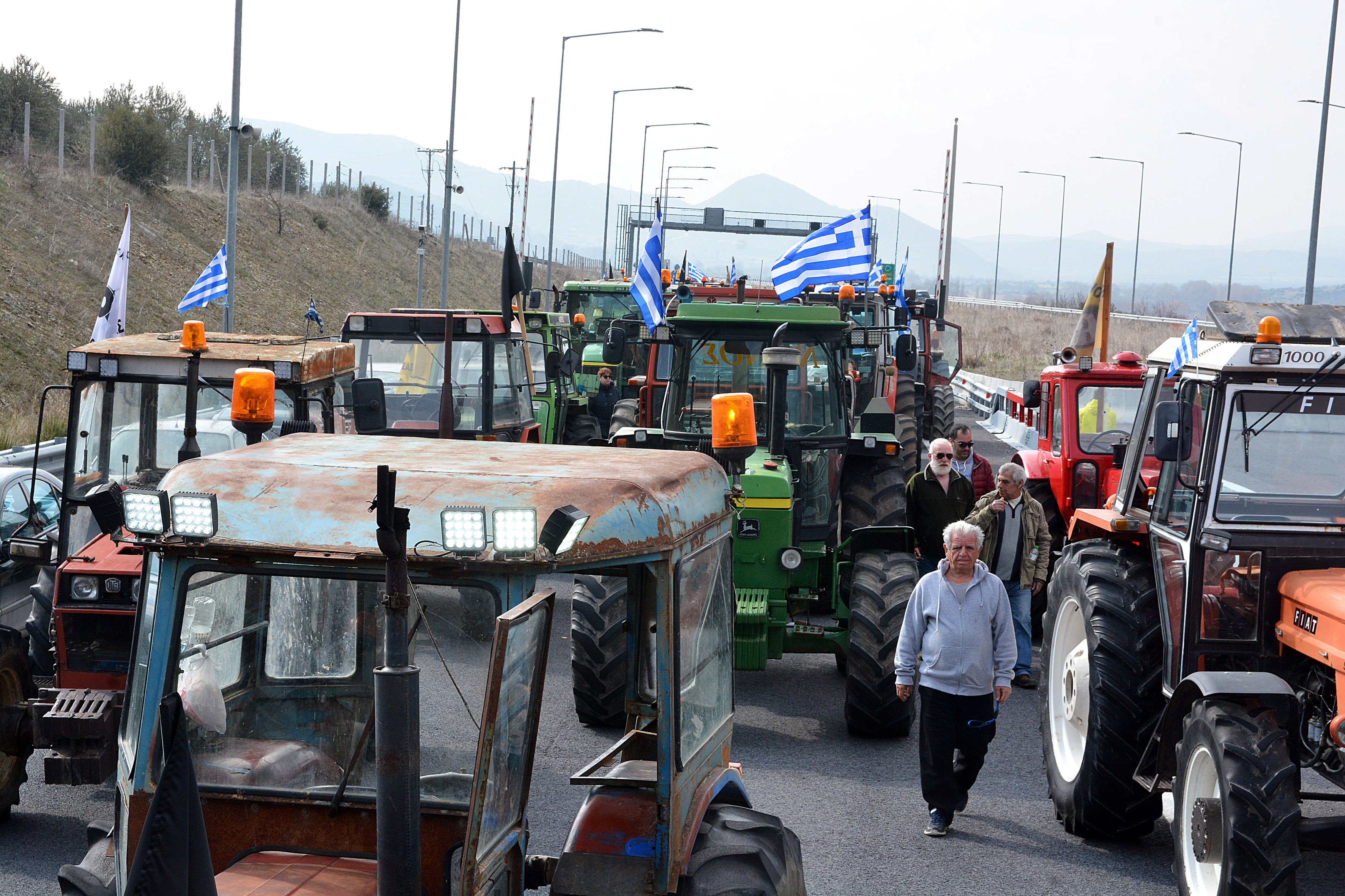 Στην κυκλοφορία δόθηκε η εθνική οδός Αθηνών – Θεσσαλονίκης στο ύψος των Τεμπών (φωτογραφίες)-3