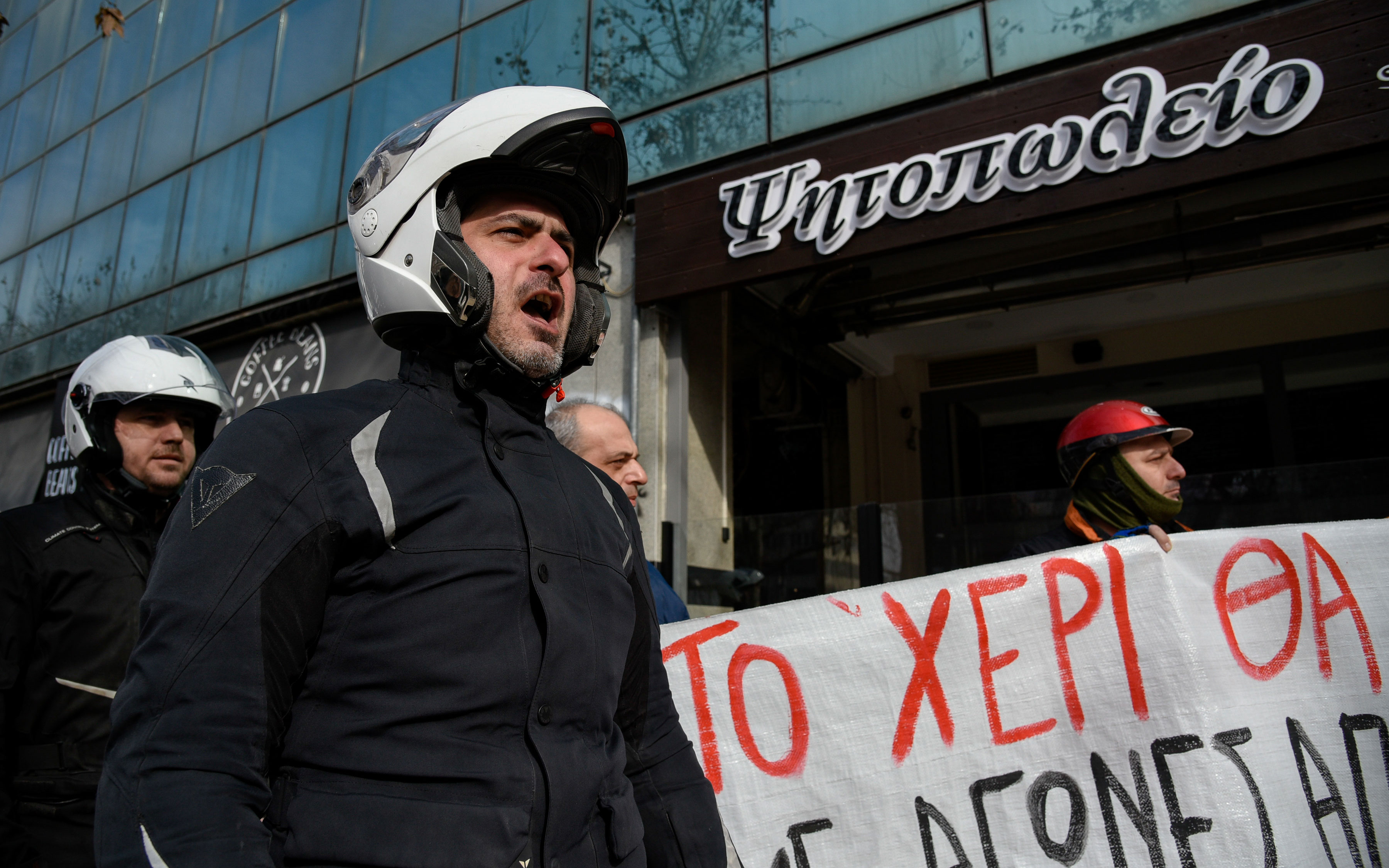 Μοτοπορεία στους δρόμους της Θεσσαλονίκης έκαναν οι διανομείς (φωτογραφίες)-1