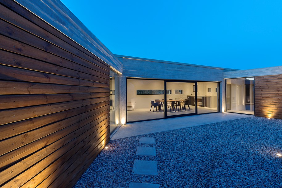 Κατοικία μεταξύ βράχων-7