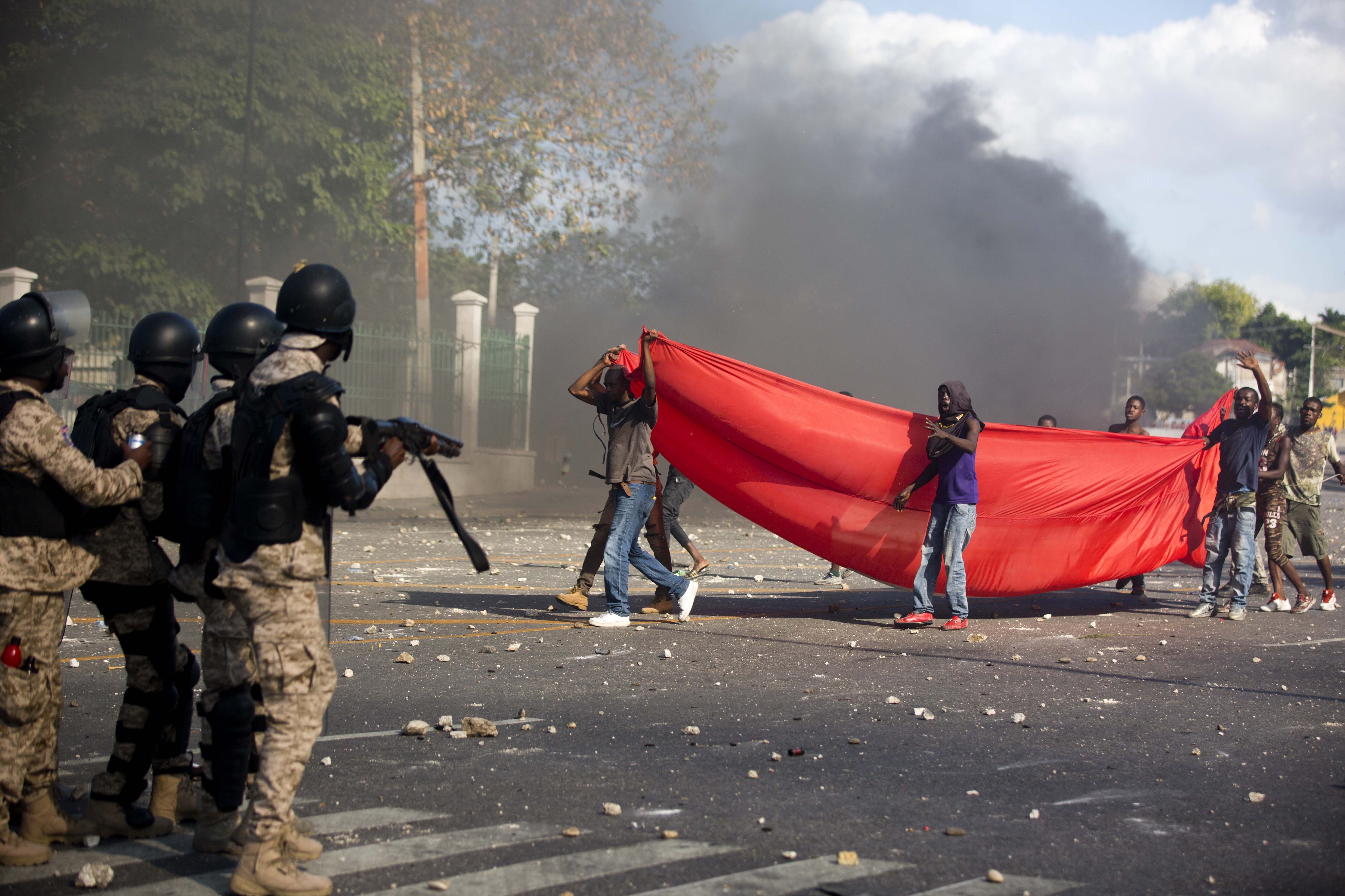 Λαϊκός ξεσηκωμός στην Αϊτή κατά της κυβέρνησης – Νέες αιματηρές διαδηλώσεις (φωτογραφίες)-2