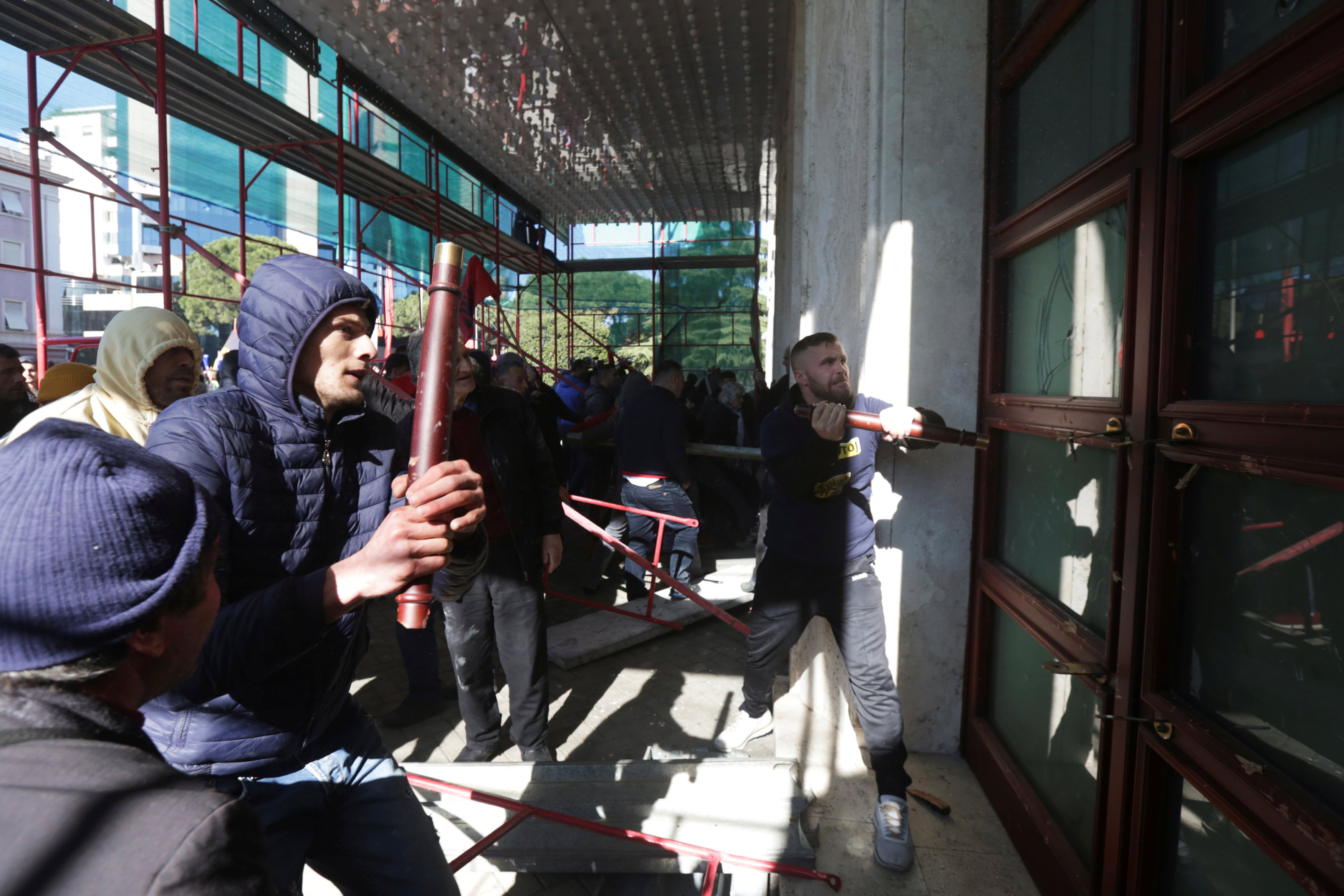 Αλβανία: Τραυματίες στα επεισόδια έξω από το κτίριο της κυβέρνησης – Διαδηλωτές ζητούν την αποχώρηση του Εντι Ράμα (φωτογραφίες)-5