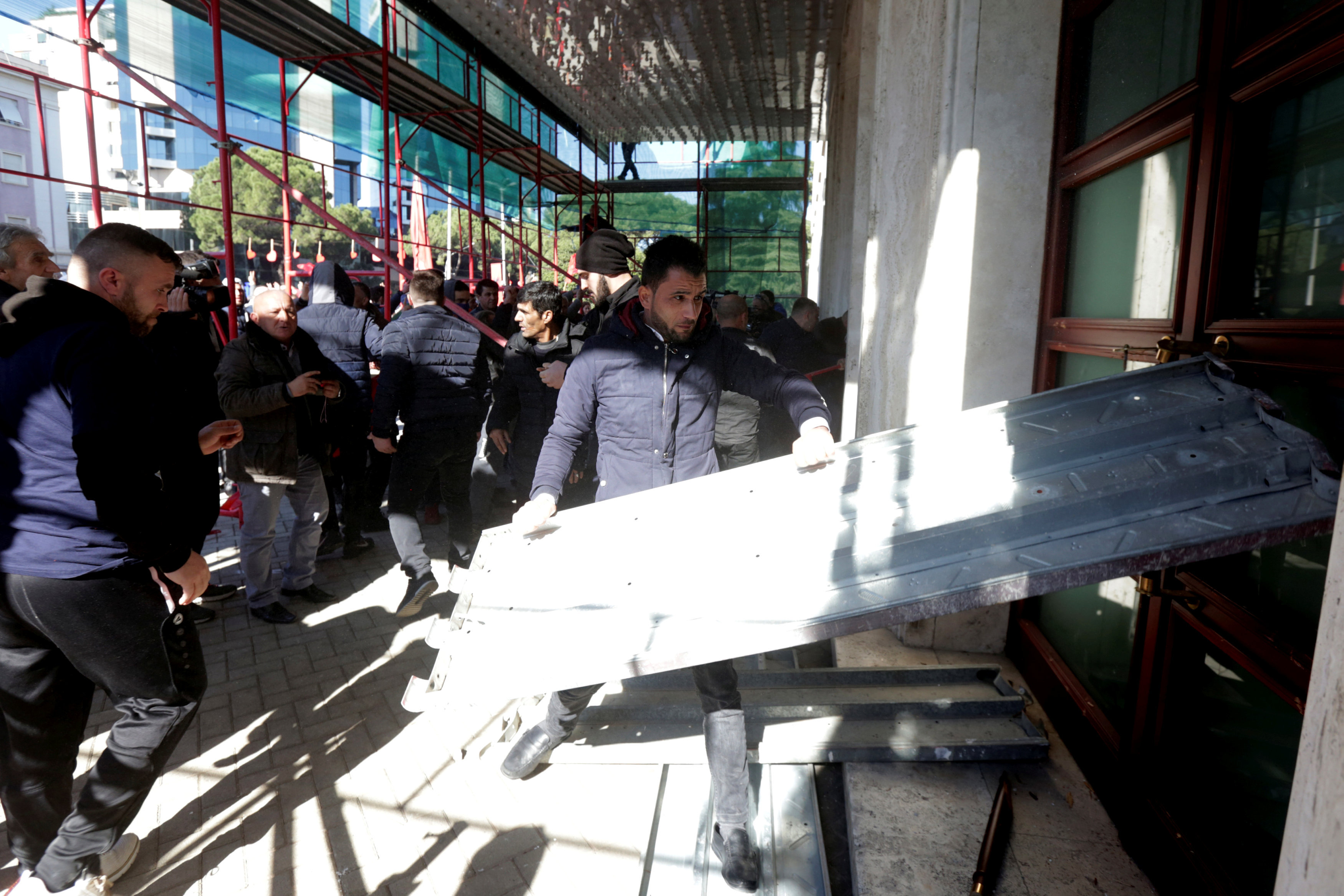 Αλβανία: Τραυματίες στα επεισόδια έξω από το κτίριο της κυβέρνησης – Διαδηλωτές ζητούν την αποχώρηση του Εντι Ράμα (φωτογραφίες)-6