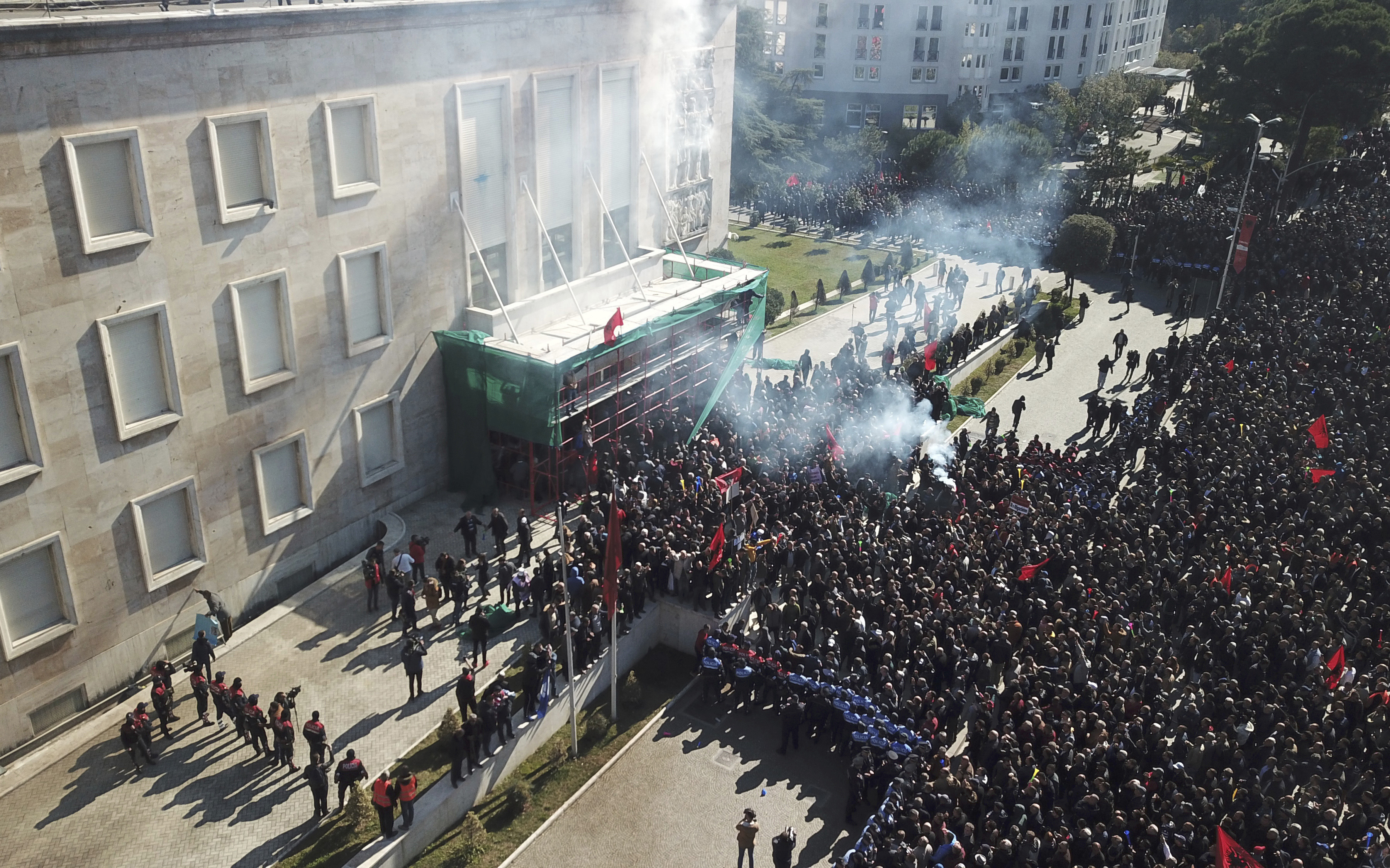 Αλβανία: Τραυματίες στα επεισόδια έξω από το κτίριο της κυβέρνησης – Διαδηλωτές ζητούν την αποχώρηση του Εντι Ράμα (φωτογραφίες)-4