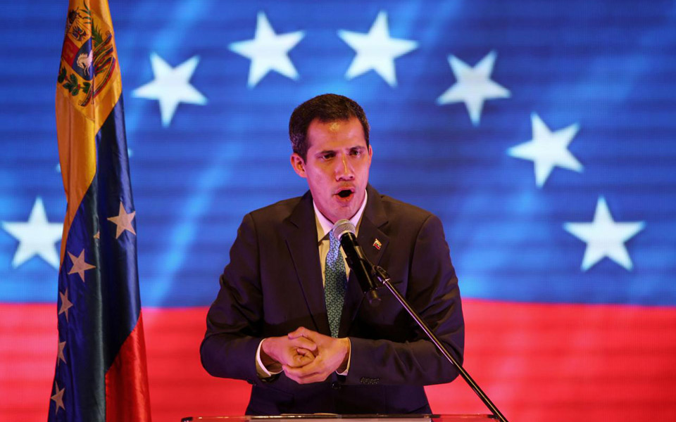 Διπλωματικές σχέσεις με Ρωσία και Κίνα επιδιώκει ο Γκουαϊδό – Η ανθρωπιστική βοήθεια στο επίκεντρο της μάχης για την εξουσία-1