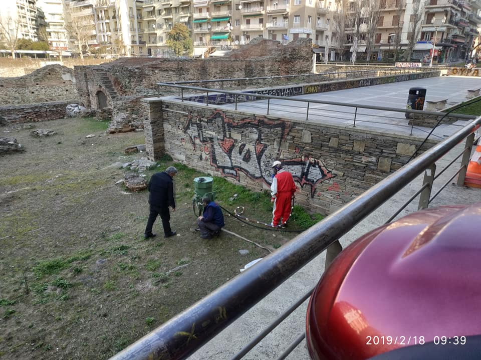 Καθαρισμός των γκράφιτι από το ανάκτορο του Γαλερίου στη Θεσσαλονίκη (φωτογραφίες)-1