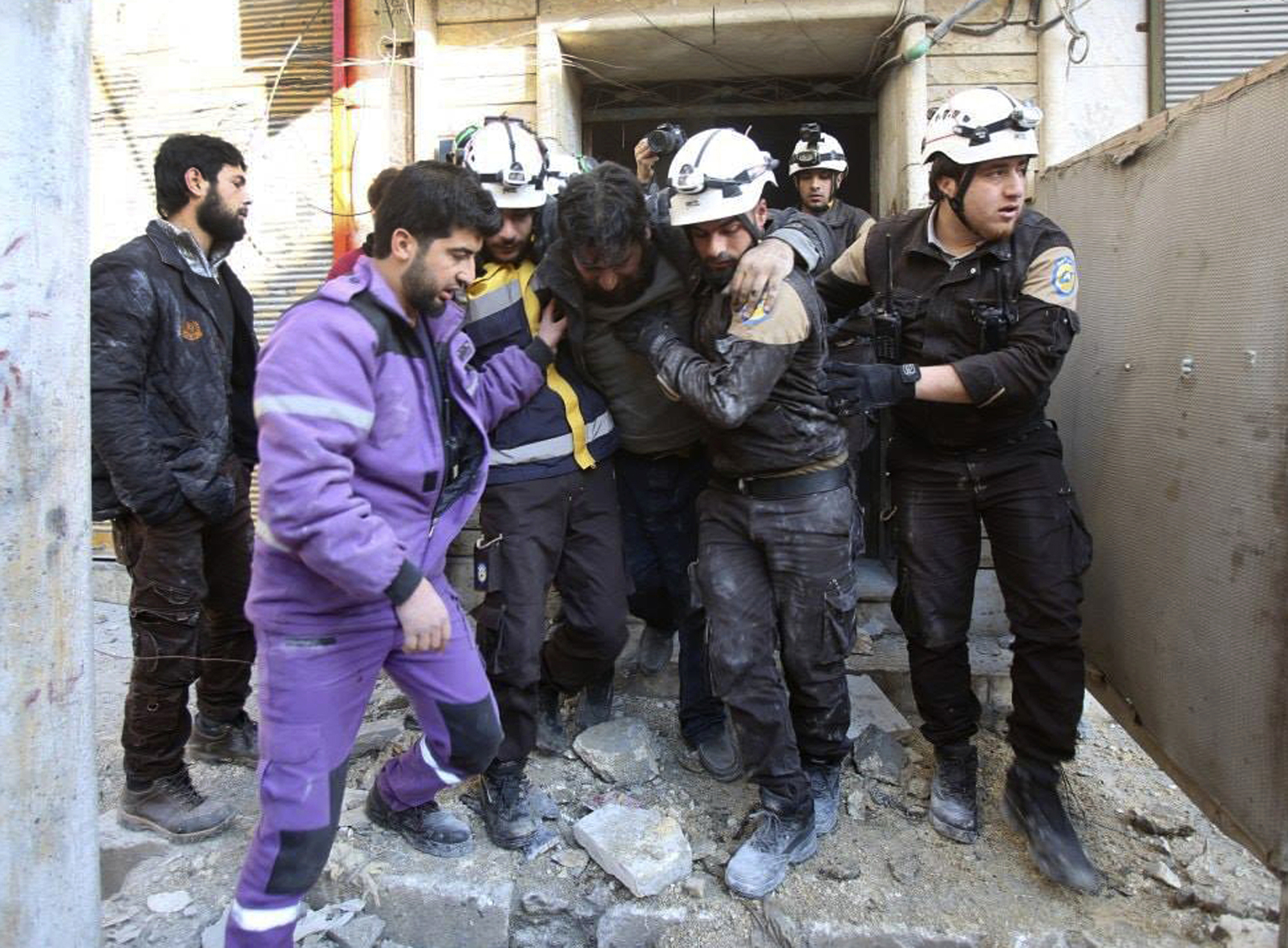 Δεκαπέντε νεκροί στο Ιντλίμπ της Συρίας μετά από δύο διαδοχικές εκρήξεις-3