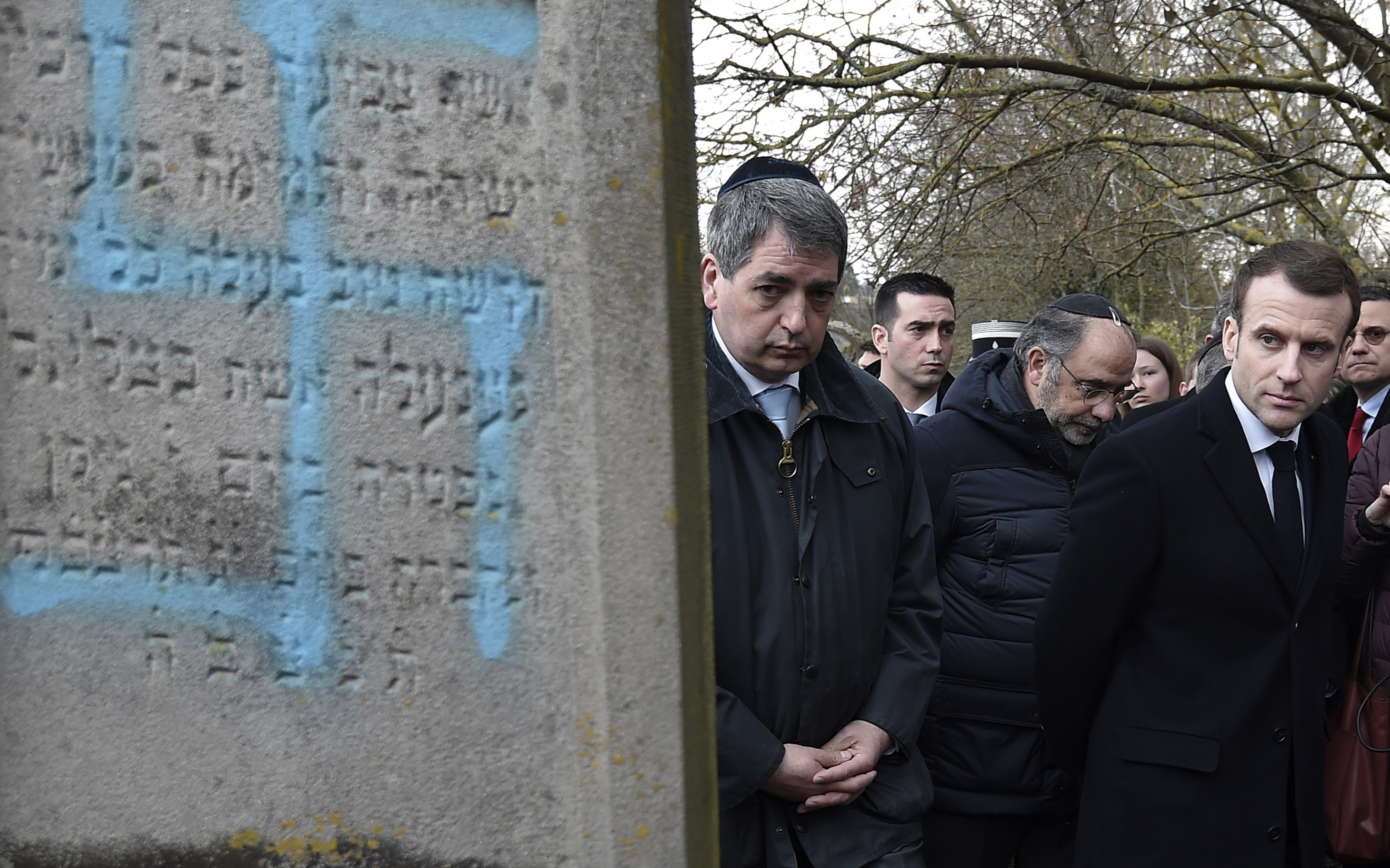 Δεκάδες σβάστικες σε εβραϊκό νεκροταφείο στη Γαλλία (φωτογραφίες)-1