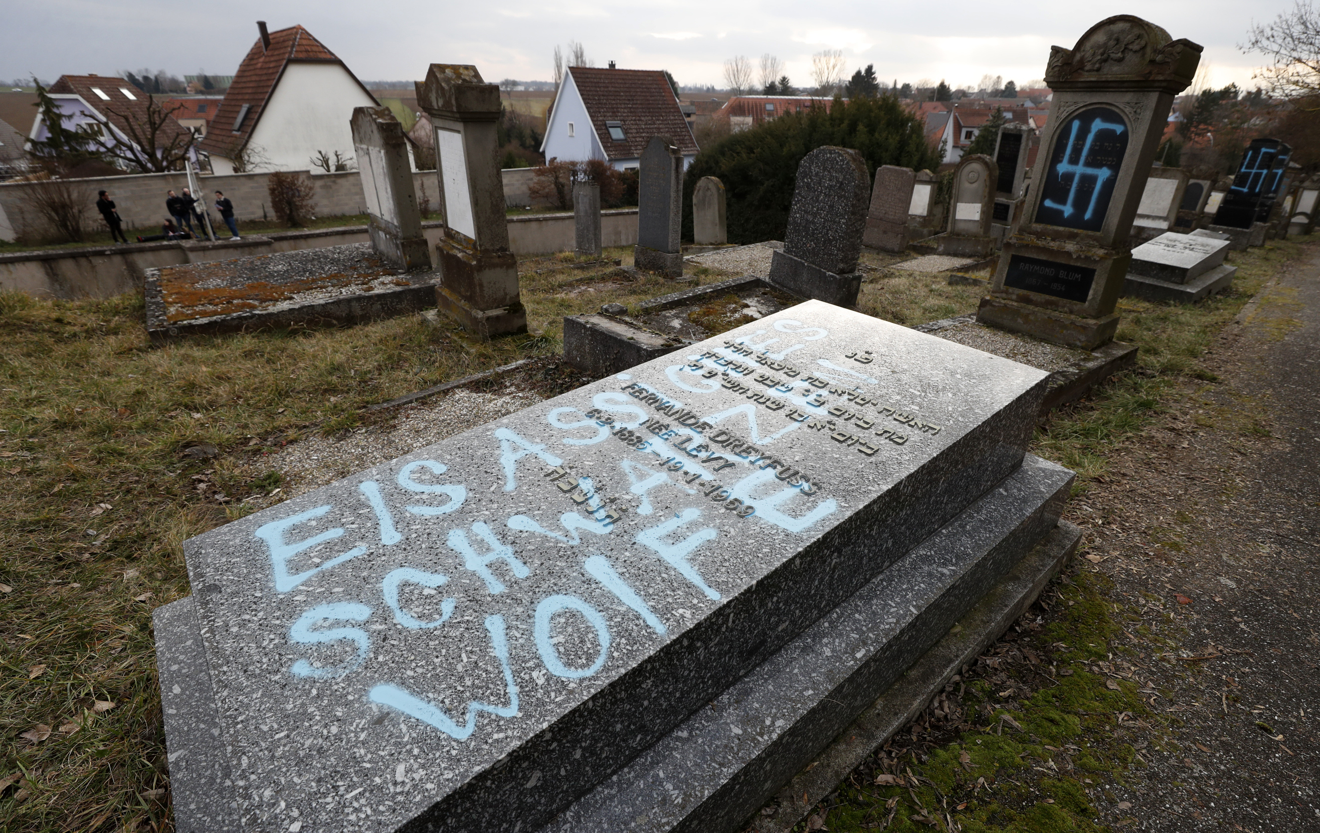 Δεκάδες σβάστικες σε εβραϊκό νεκροταφείο στη Γαλλία (φωτογραφίες)-2