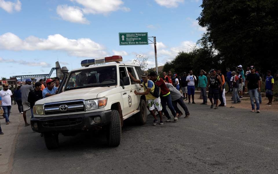 Δύο νεκροί και 15 τραυματίες από πυρά του στρατού της Βενεζουέλας – Γκουαϊδό: Θα τιμωρηθείτε-1