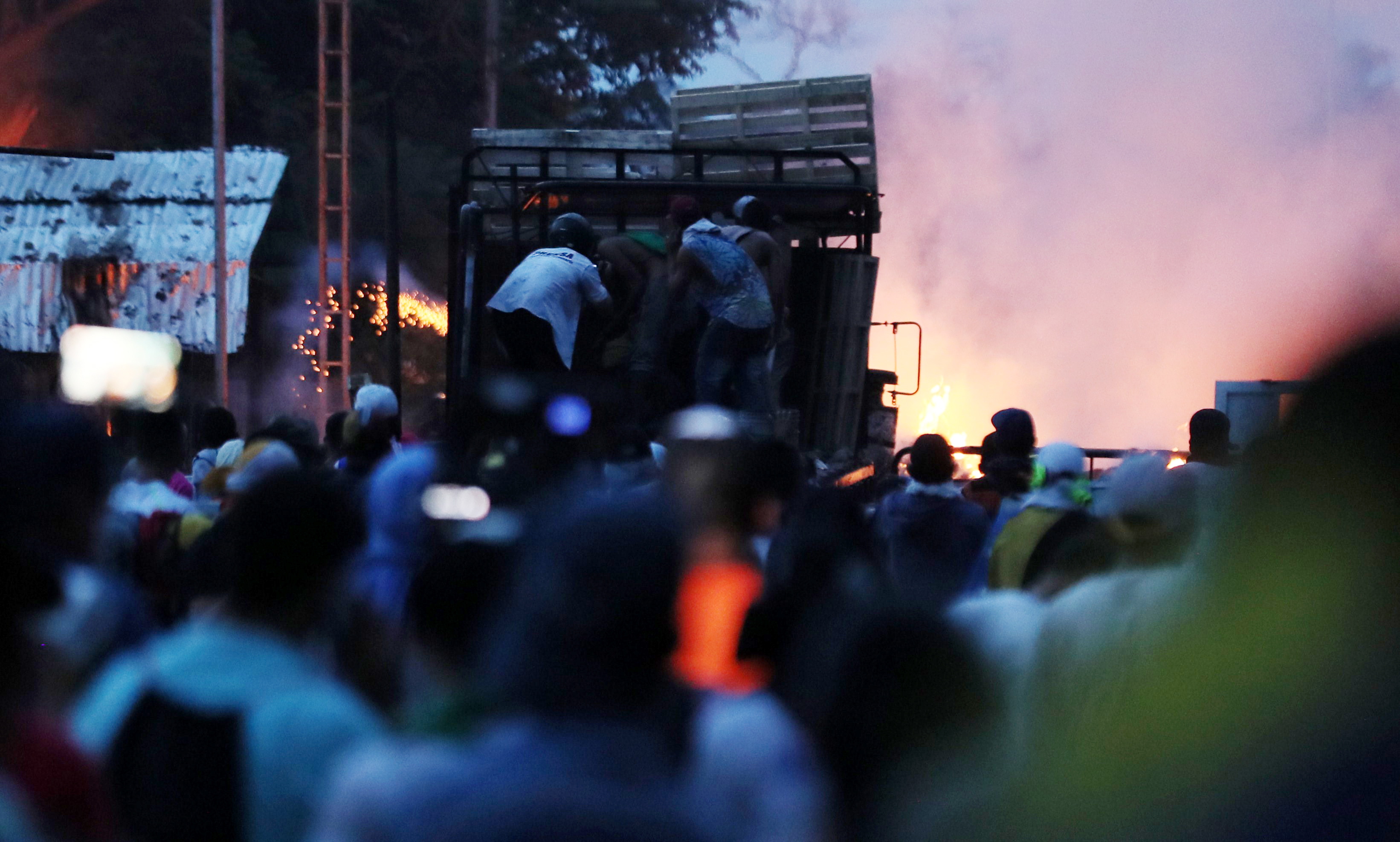 Αιματηρές συγκρούσεις στα σύνορα της Βενεζουέλας – «Θα περάσουμε σε πράξεις» λένε οι ΗΠΑ (φωτογραφίες)-3