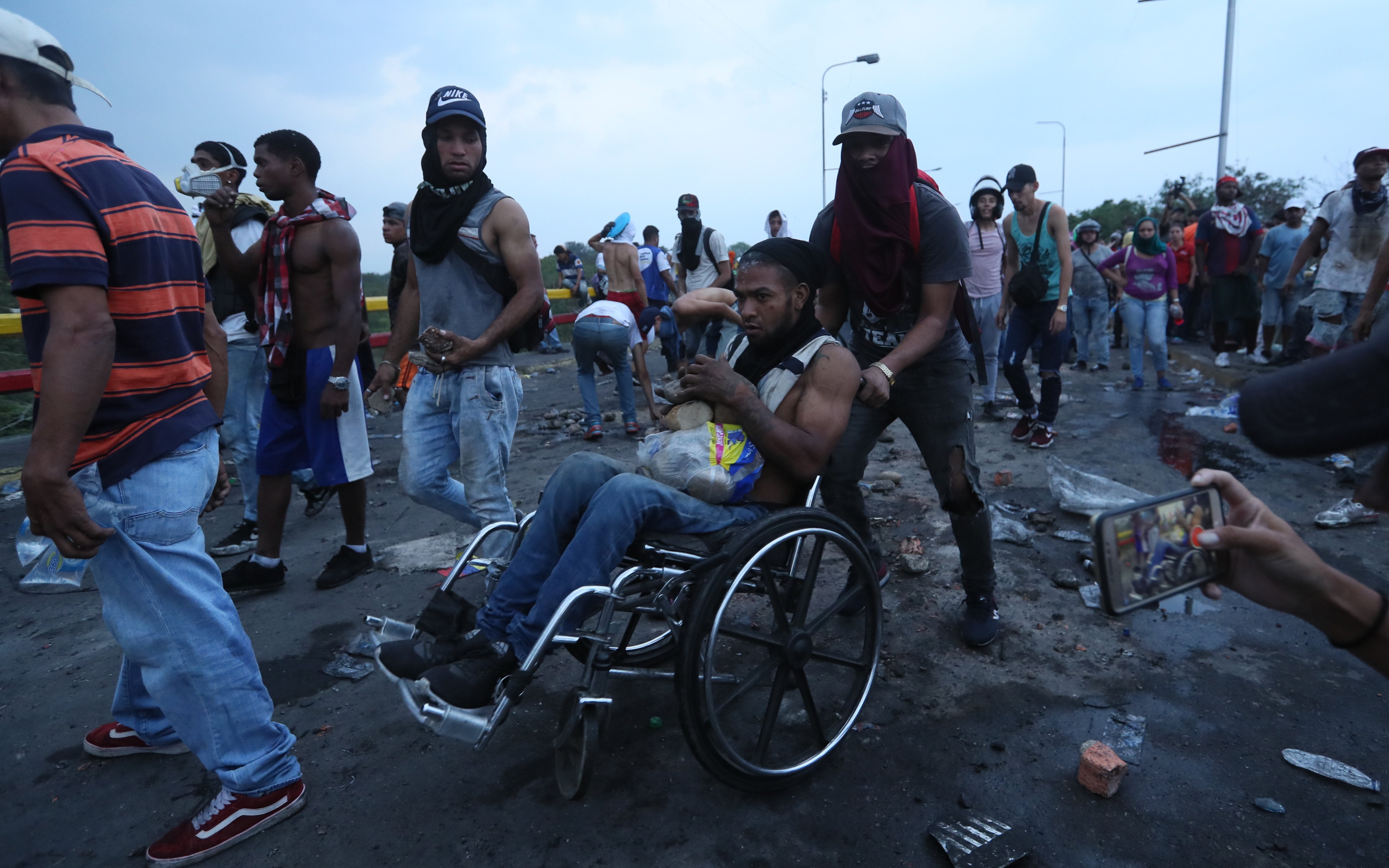 Αιματηρές συγκρούσεις στα σύνορα της Βενεζουέλας – «Θα περάσουμε σε πράξεις» λένε οι ΗΠΑ (φωτογραφίες)-6