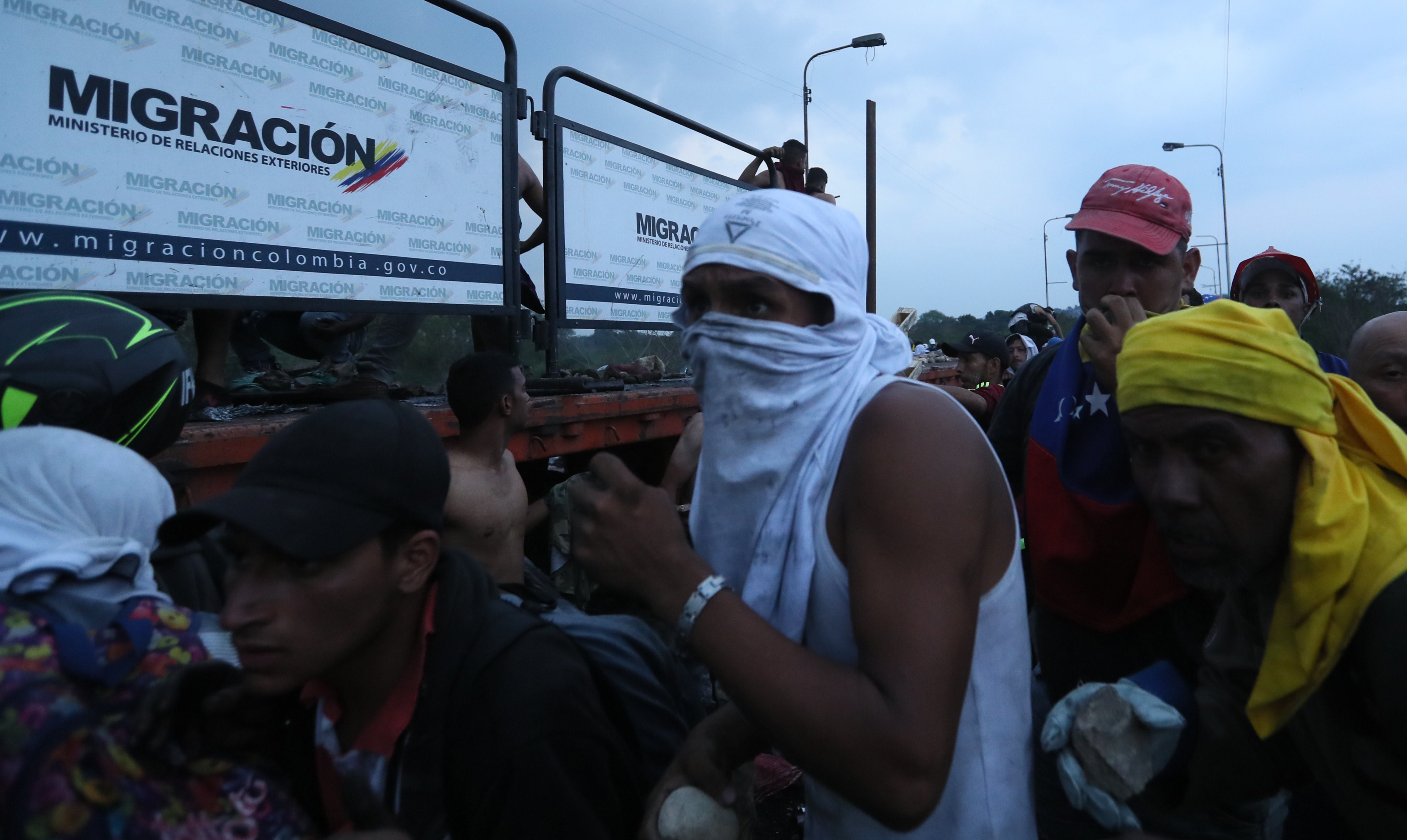 Αιματηρές συγκρούσεις στα σύνορα της Βενεζουέλας – «Θα περάσουμε σε πράξεις» λένε οι ΗΠΑ (φωτογραφίες)-5