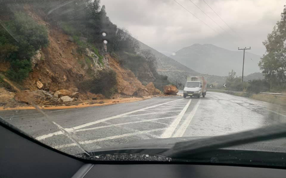 Σοβαρά προβλήματα στην Κρήτη από την κακοκαιρία – Κλειστοί δρόμοι και σχολεία-1