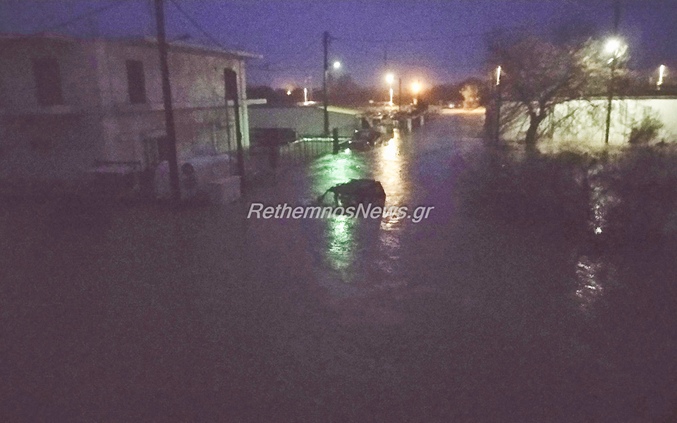 Καταστροφές στην Κρήτη από την κακοκαιρία: Κατέρρευσαν γέφυρες – εκκενώθηκε οικισμός (βίντεο-φωτογραφίες)-1