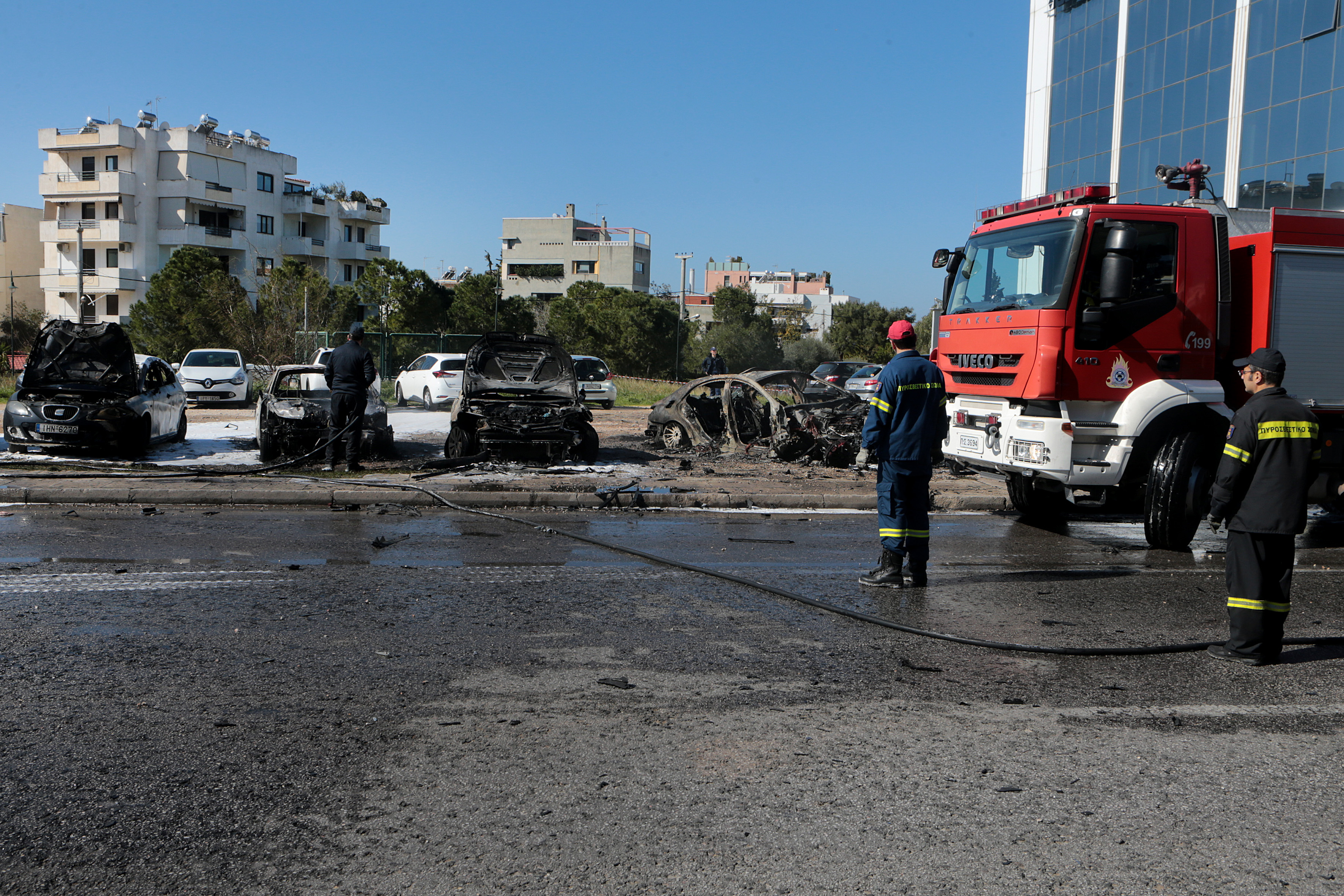 Ισχυρή έκρηξη στη Γλυφάδα – Ποσότητα δυναμίτη βρέθηκε στο παγιδευμένο  αυτοκίνητο-4