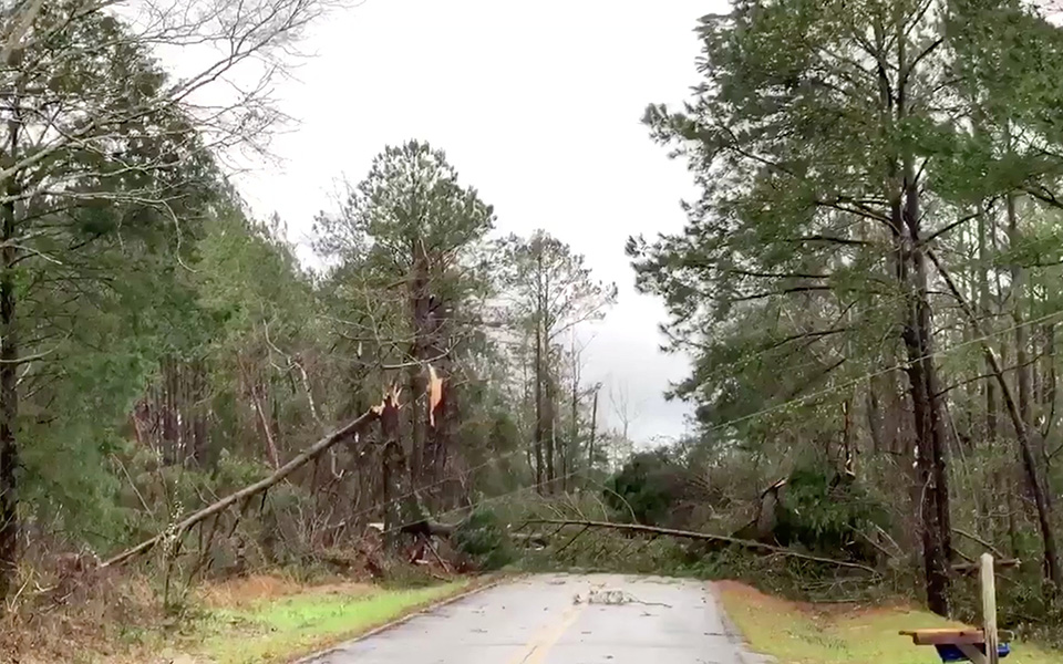 ΗΠΑ: Ανεμοστρόβιλος έπληξε την Αλαμπάμα – Τουλάχιστον 23 νεκροί, τεράστιες καταστροφές (φωτογραφίες – βίντεο)-1