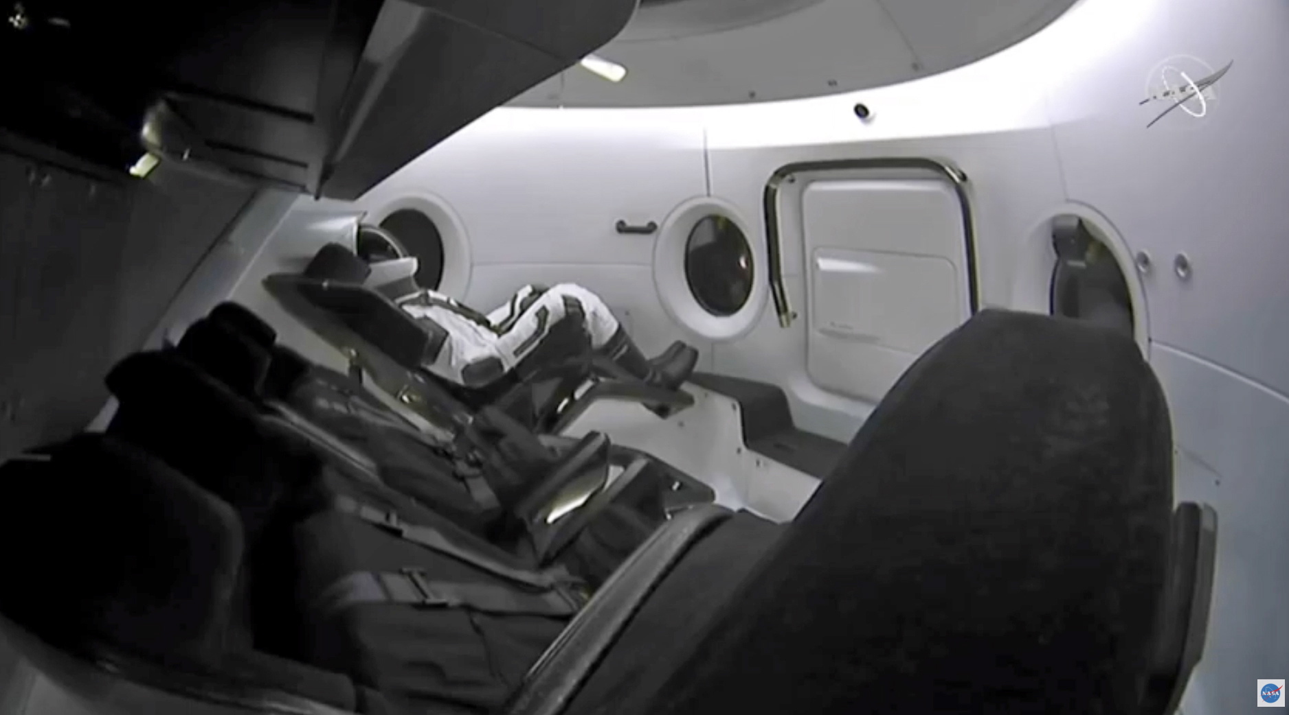 Το διαστημόπλοιο Crew Dragon του Ελον Μασκ επέστρεψε στη Γη από τον ISS (φωτογραφίες)-5