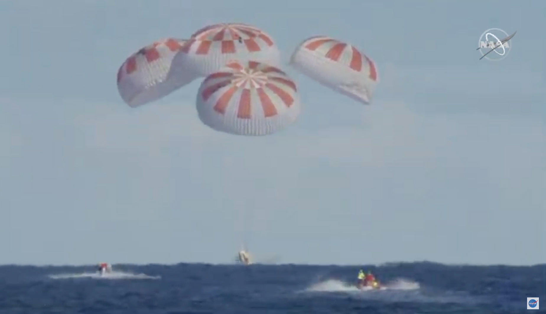 Το διαστημόπλοιο Crew Dragon του Ελον Μασκ επέστρεψε στη Γη από τον ISS (φωτογραφίες)-3